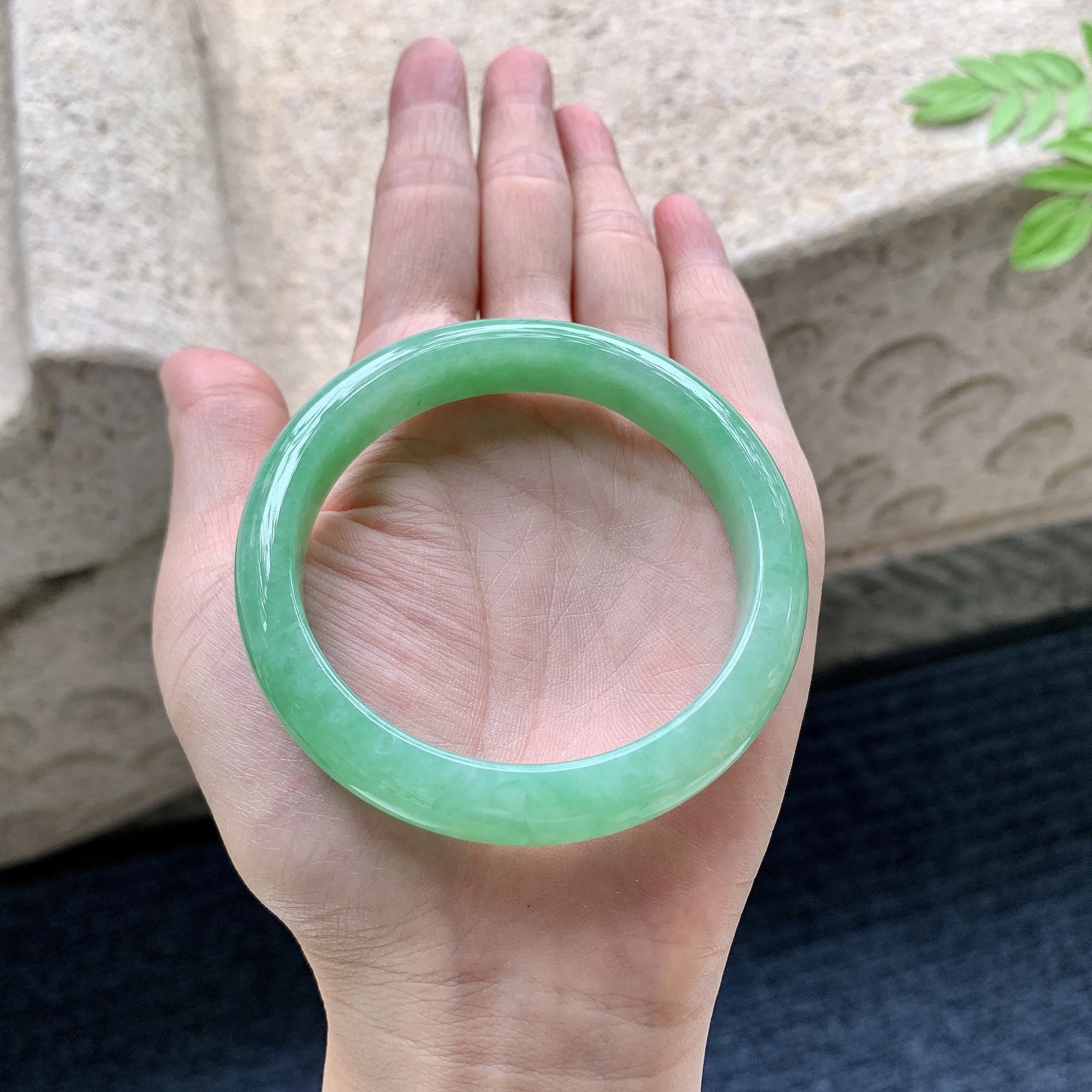 正圈53 54 圈口54.6/11.2/7.5 编码BA090705 阳绿，水润，种老，细腻，打灯有絮线