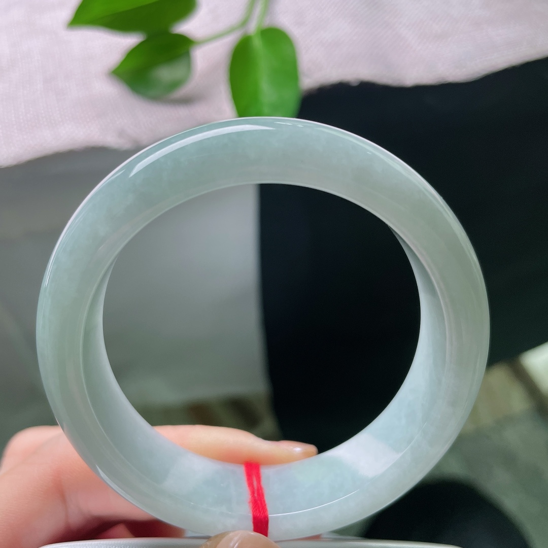 53.5/14.6/8.5，蓝底正圈，一点皮纹，种水干净通透，玉光内敛温润，经典正圈镯型，上手沉稳大