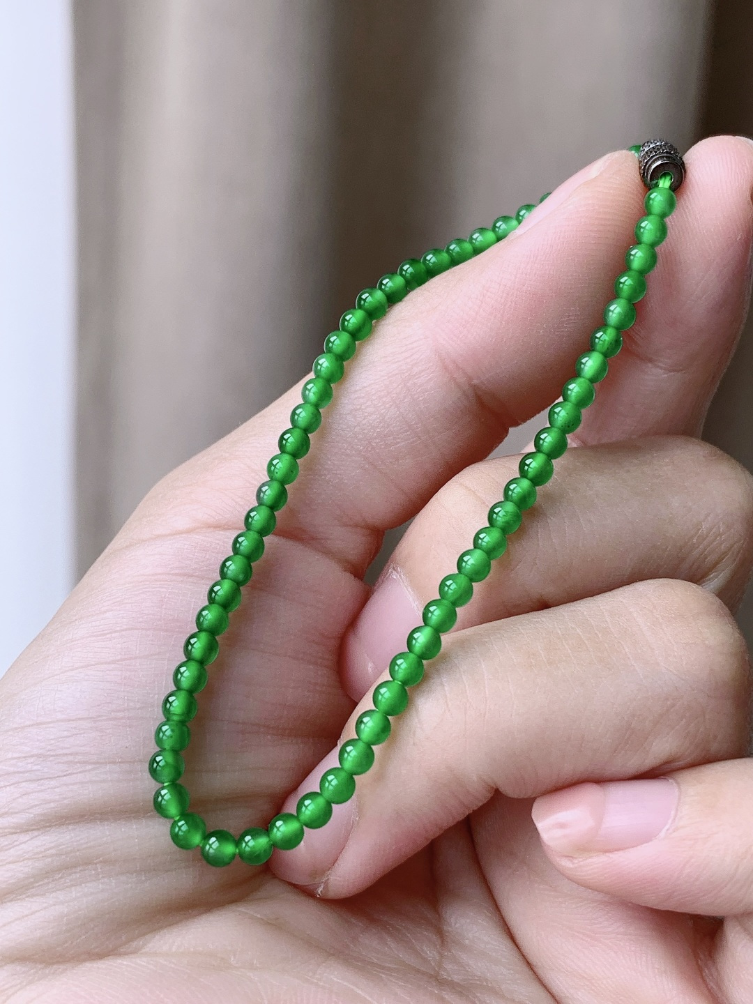 【珠子】阳绿手串圆珠珠子手串 【说明】 性比高 色浓 【尺寸】3mm 【重量】3.7克
