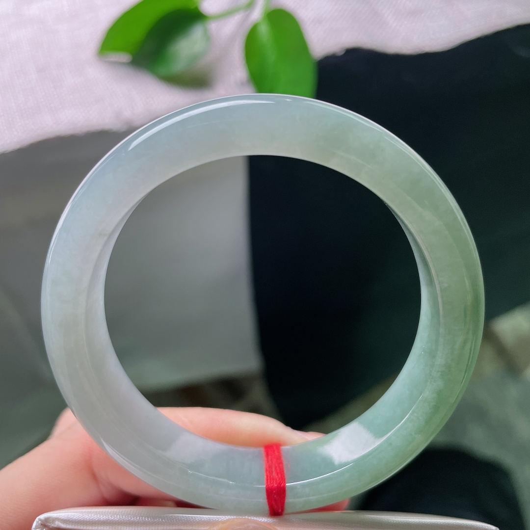 53.4/12.4/8.2，油青正圈，一点皮纹，半山半水平安镯，玉质细腻温润，由浅至深自然过渡，层次