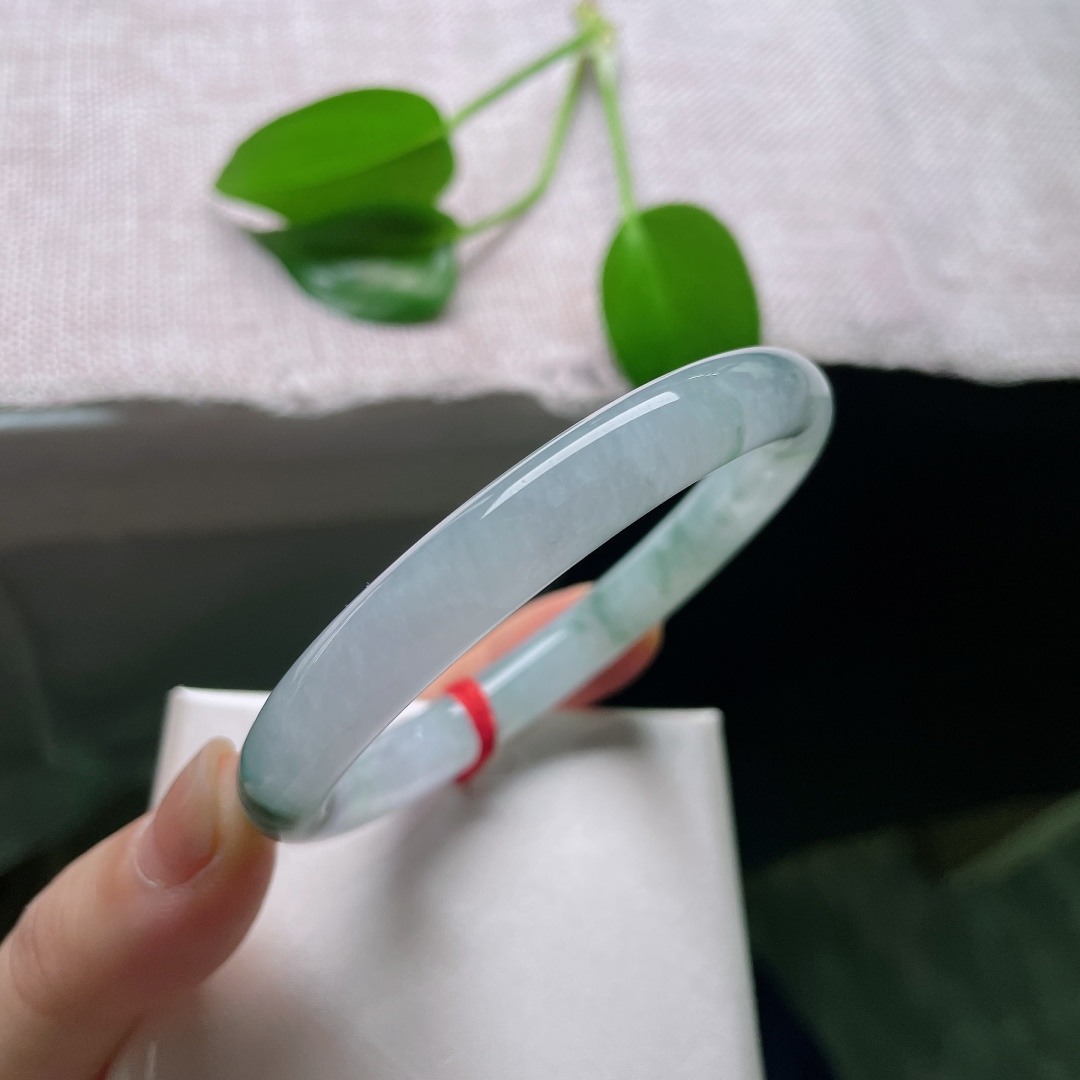 55.6/8.7，飘花圆条，一点皮纹，如烟浅紫漫遍镯身，泼墨飘花洒脱随性，莹润玉质，演绎东方诗意美学。ss59034a