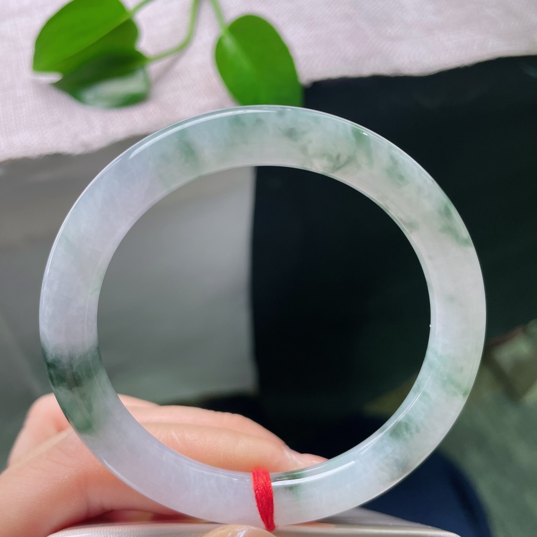 55.6/8.7，飘花圆条，一点皮纹，如烟浅紫漫遍镯身，泼墨飘花洒脱随性，莹润玉质，演绎东方诗意美学。ss59034a