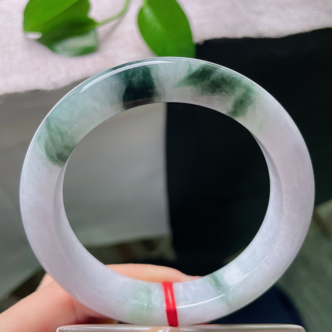 60/12.8/10.1，飘花正圈，一点皮纹，春带彩飘花翡翠镯，底温柔恬静，墨花写意，每一处皆是天然