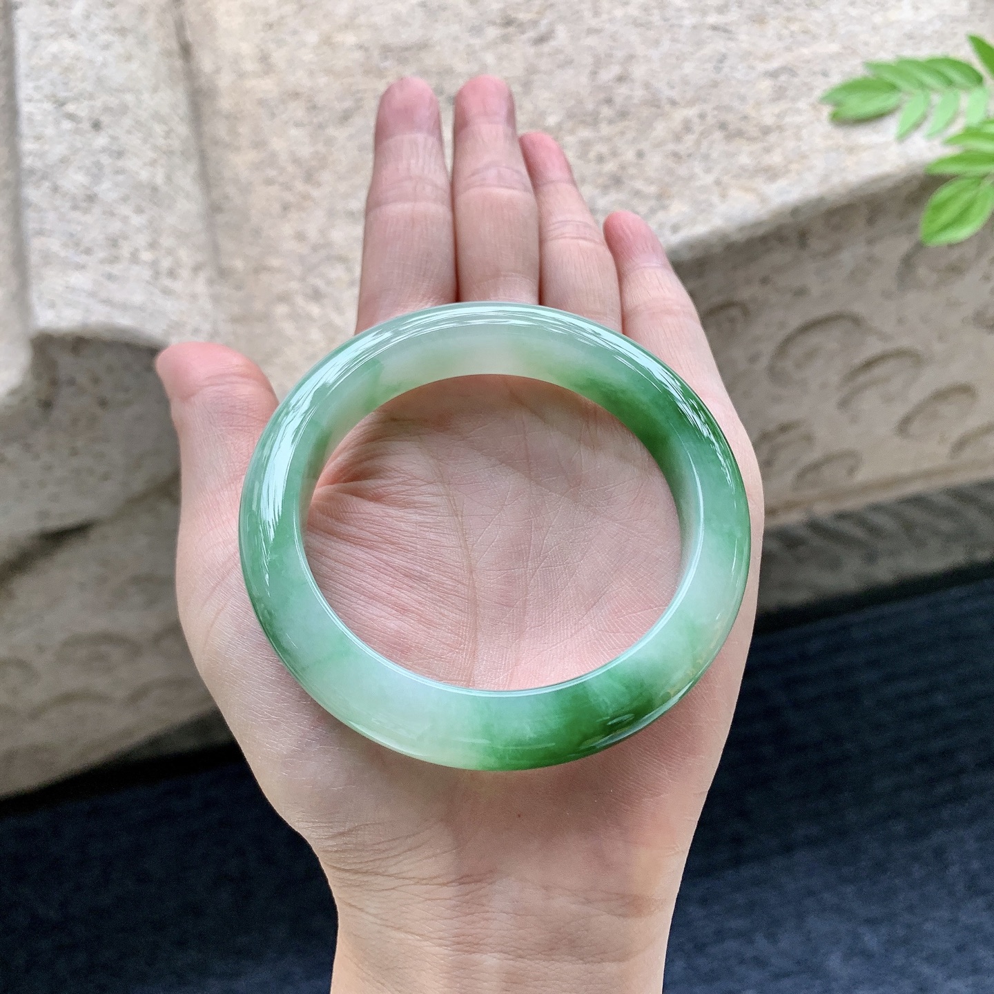 正圈54 55 圈口55/11.7/8.7 编码W6090724 糯冰飘绿，水润，种老，细腻，打灯有纹线