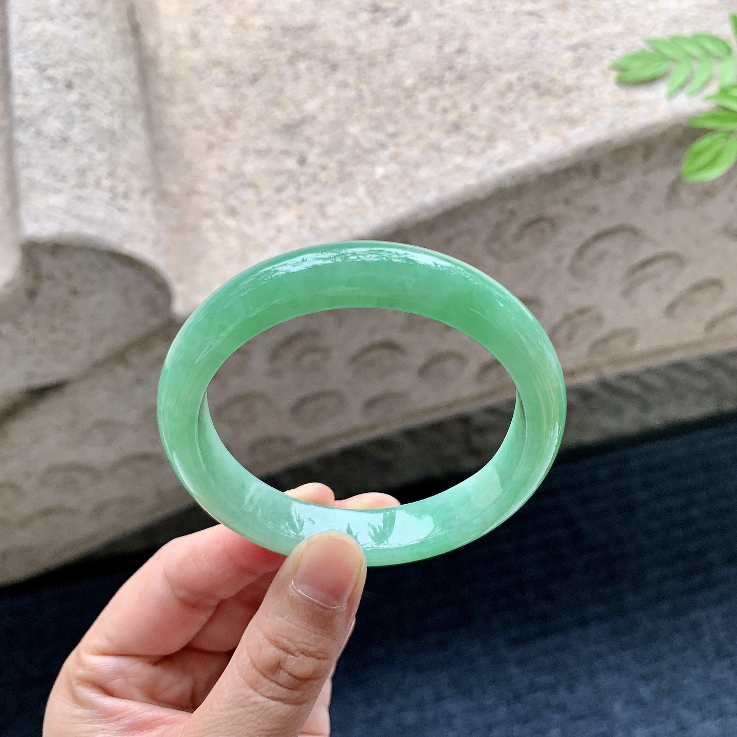 正圈53 54 圈口54.6/11.2/7.5 编码BA090705 阳绿，水润，种老，细腻，打灯有絮线