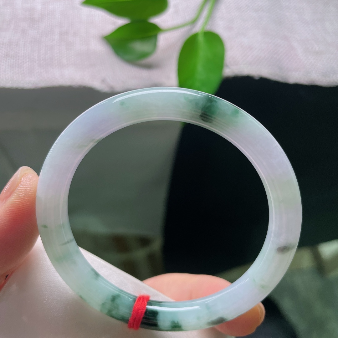 55.2/8.3，飘花圆条，皮纹，温润的紫调铺作底色，灵动墨绿飘花散落镯身，仿佛把暮春的云霞凝在一圈玉镯之上。ss59020a