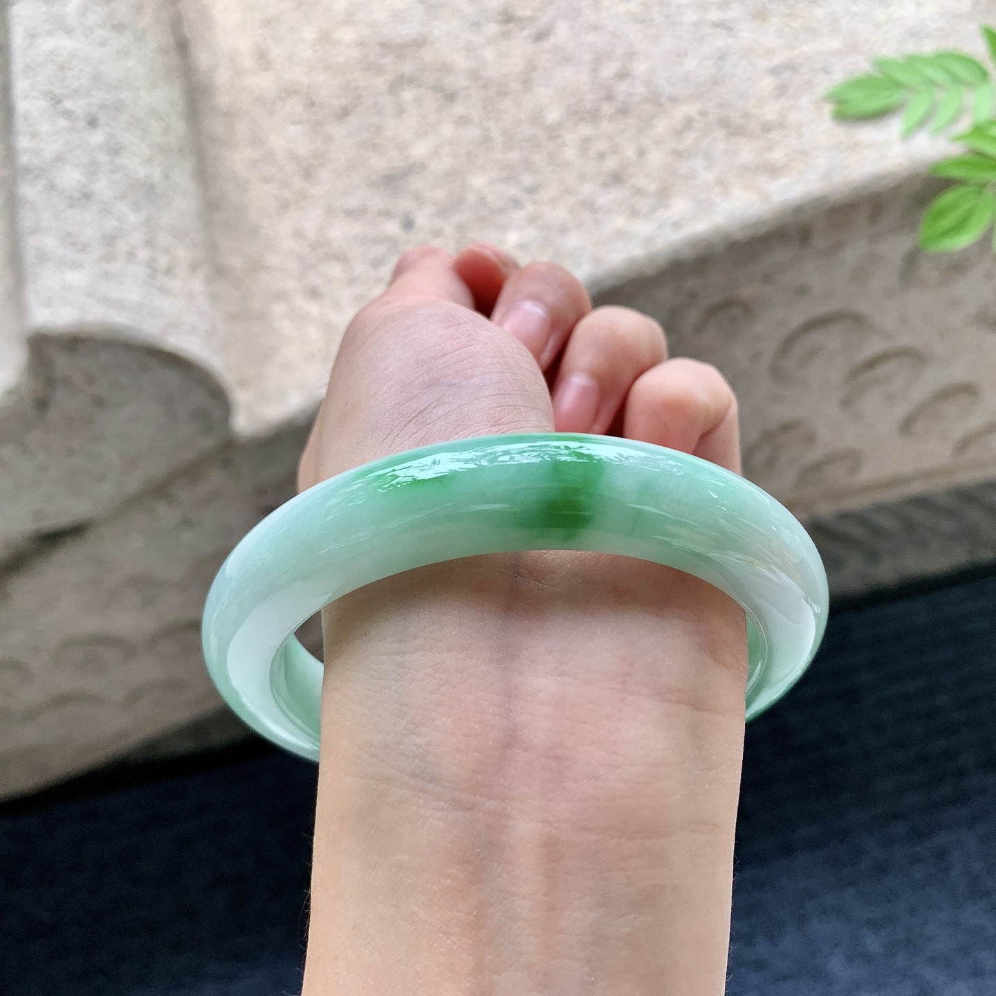 正圈62 63 圈口63.4/12.4/10.4 编码T1090711 细糯飘绿，水润，种老，细腻，有纹线