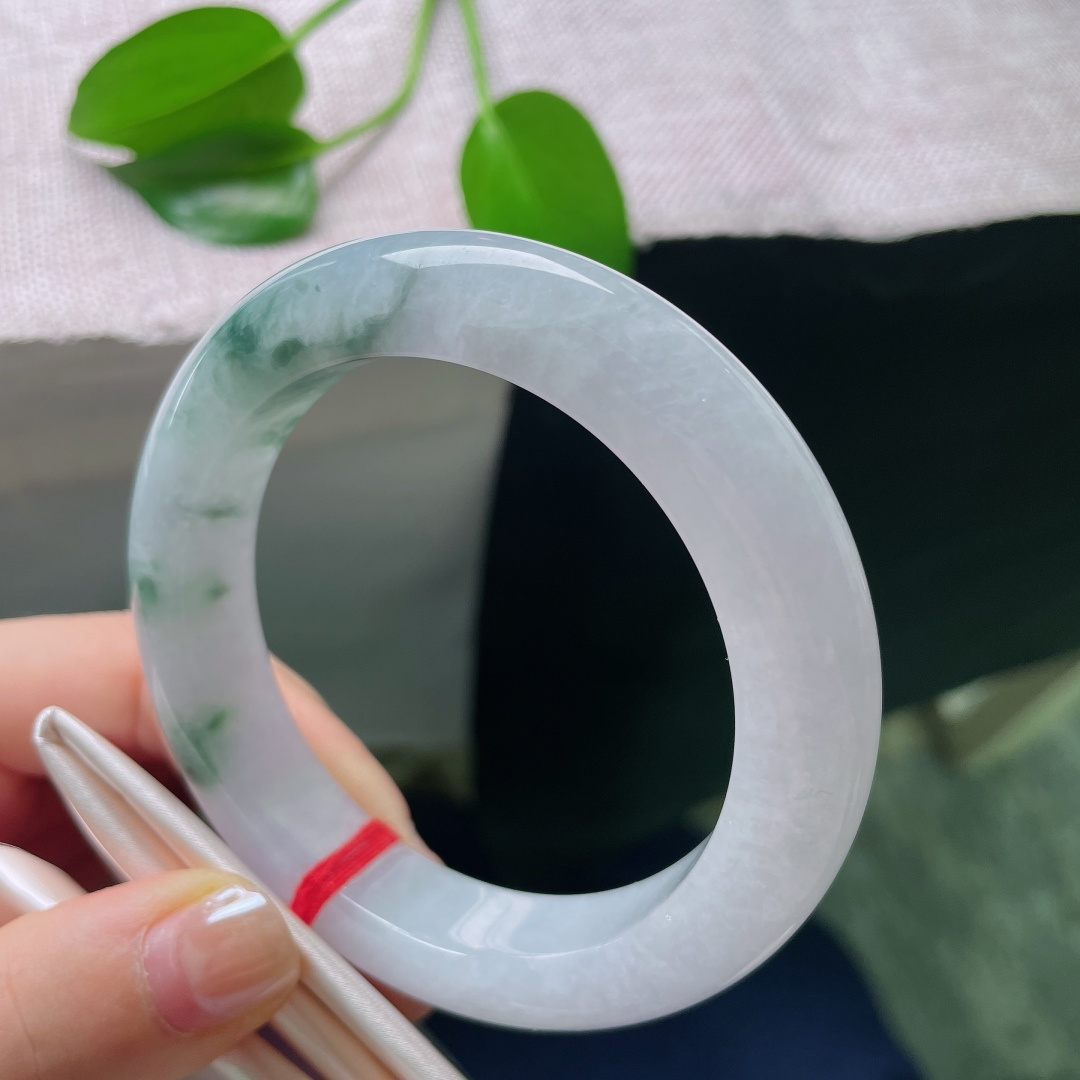 59/13.1/10.5，飘花正圈，一点皮纹，紫气浅浅萦绕镯间，泼墨般飘花灵动洒脱，种水干净，尽显玉石之美。ss59047a