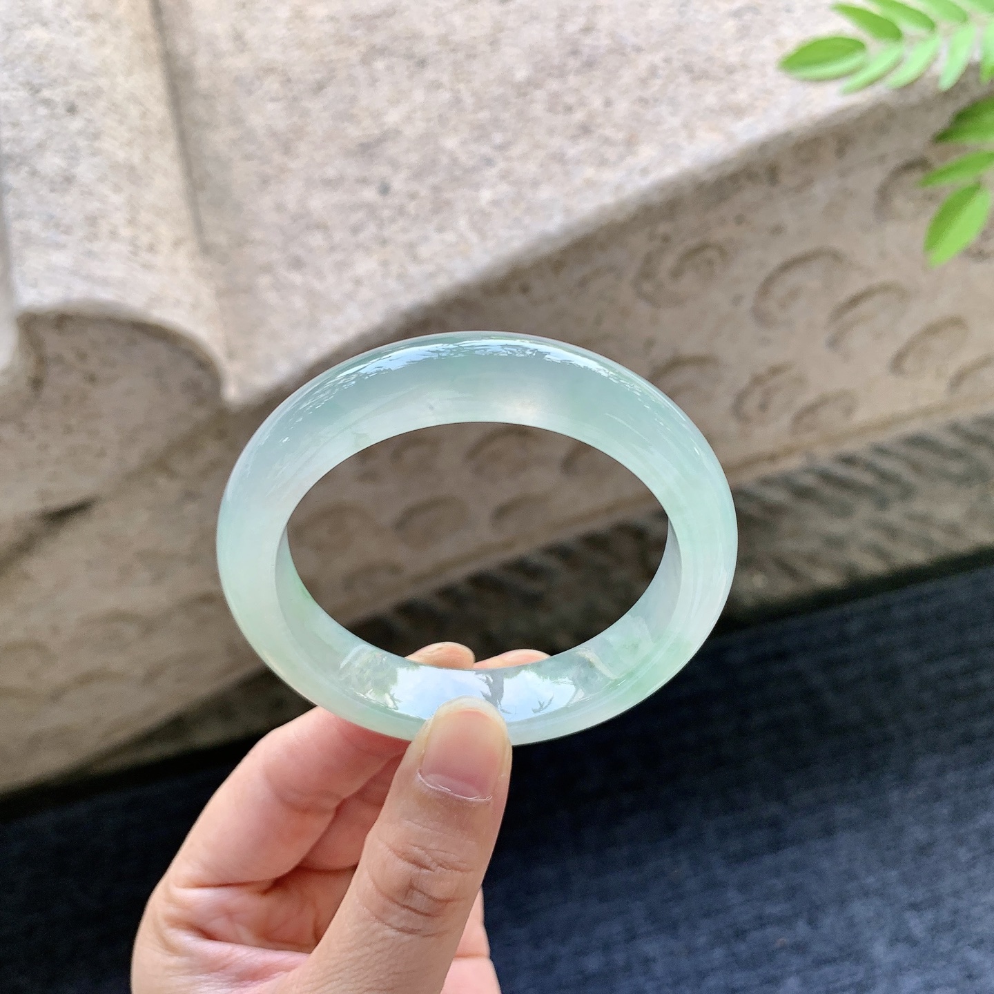 正圈52 53 圈口53/12/8.3 编码B2091523 冰糯飘绿，水润，种老，细腻，打灯有絮线