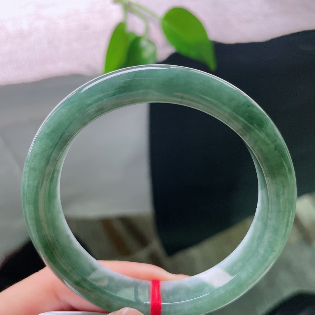 58/12.2/8.8，油青正圈，色线，镯身圆润宽厚，贴合腕间曲线，平安镯寓意岁岁平安顺遂无忧。ss59010a
