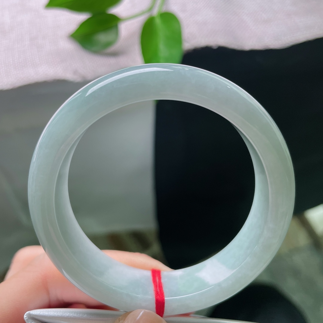 53.5/14.6/8.5，蓝底正圈，一点皮纹，种水干净通透，玉光内敛温润，经典正圈镯型，上手沉稳大气雅致。ss59008a