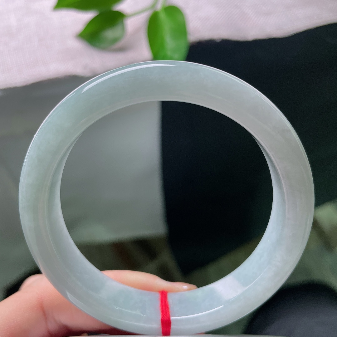 58.4/13/8.7，蓝底正圈，一点皮纹，种水清爽干净，玉光淡雅内敛，经典正圈版型，上手温婉端庄大