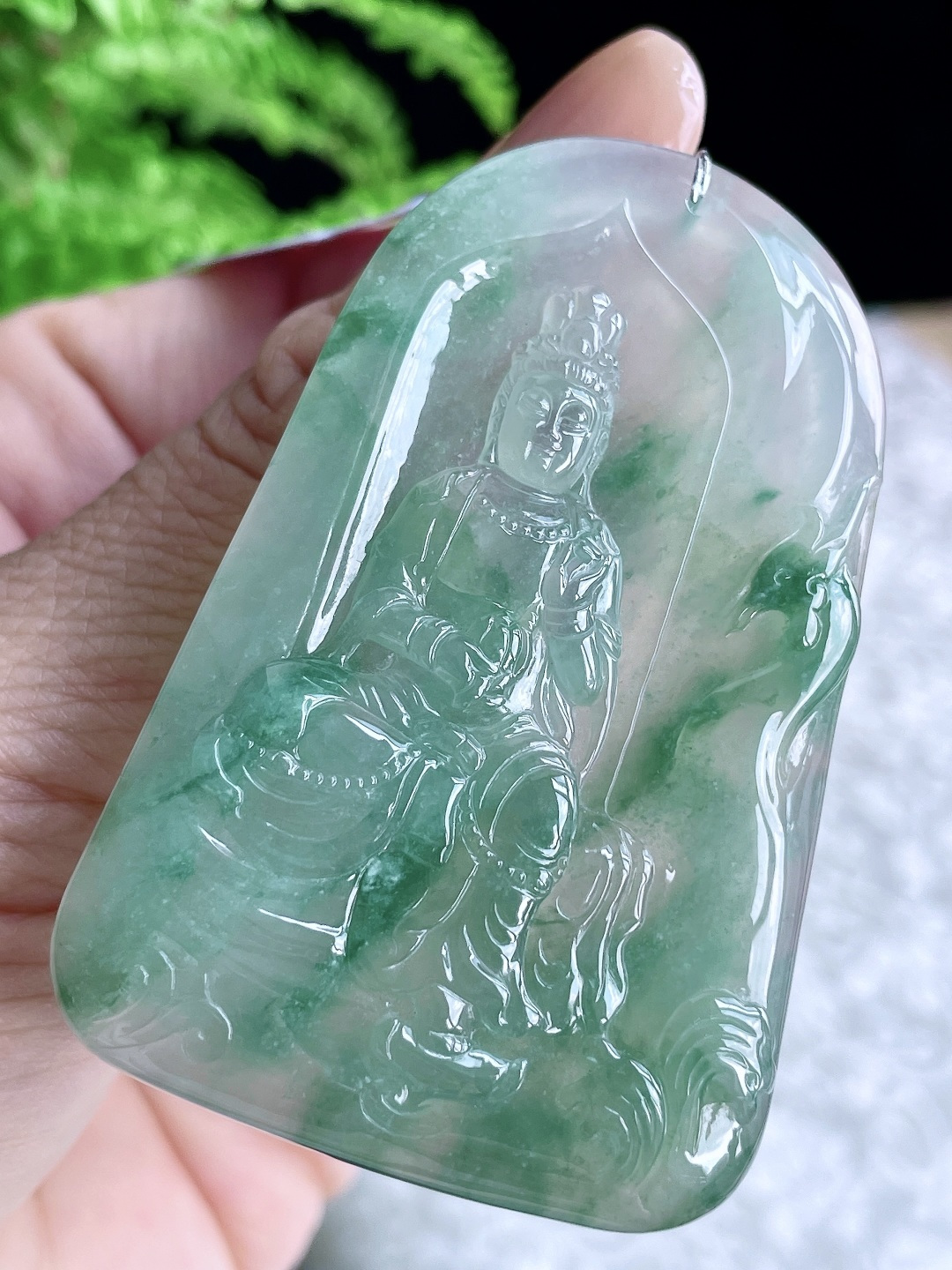 【裸石】糯冰飘绿御凤观音牌吊坠 【说明】缅甸 无裂 性比高 厚装 【尺寸】61-39.4-6 【重量】32.8克