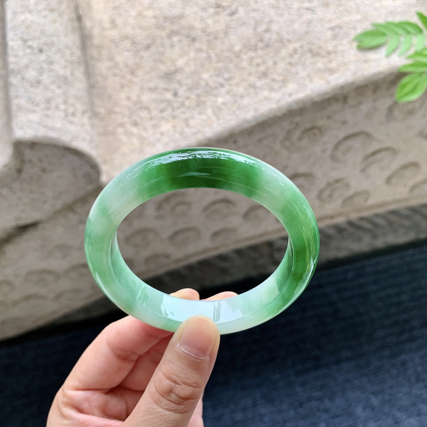 正圈54 55 圈口55/11.7/8.7 编码W6090724 糯冰飘绿，水润，种老，细腻，打灯有纹线