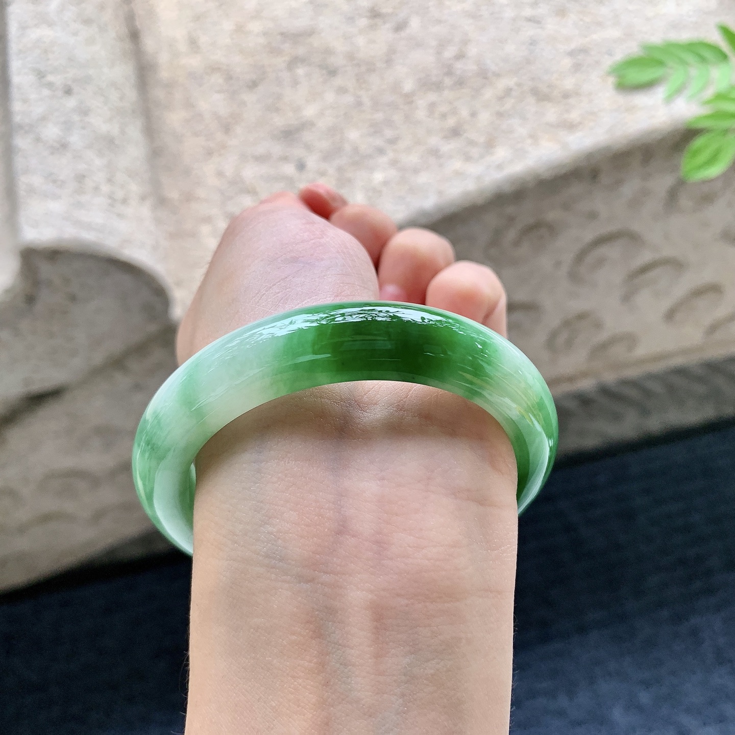 正圈54 55 圈口55/11.7/8.7 编码W6090724 糯冰飘绿，水润，种老，细腻，打灯有纹线