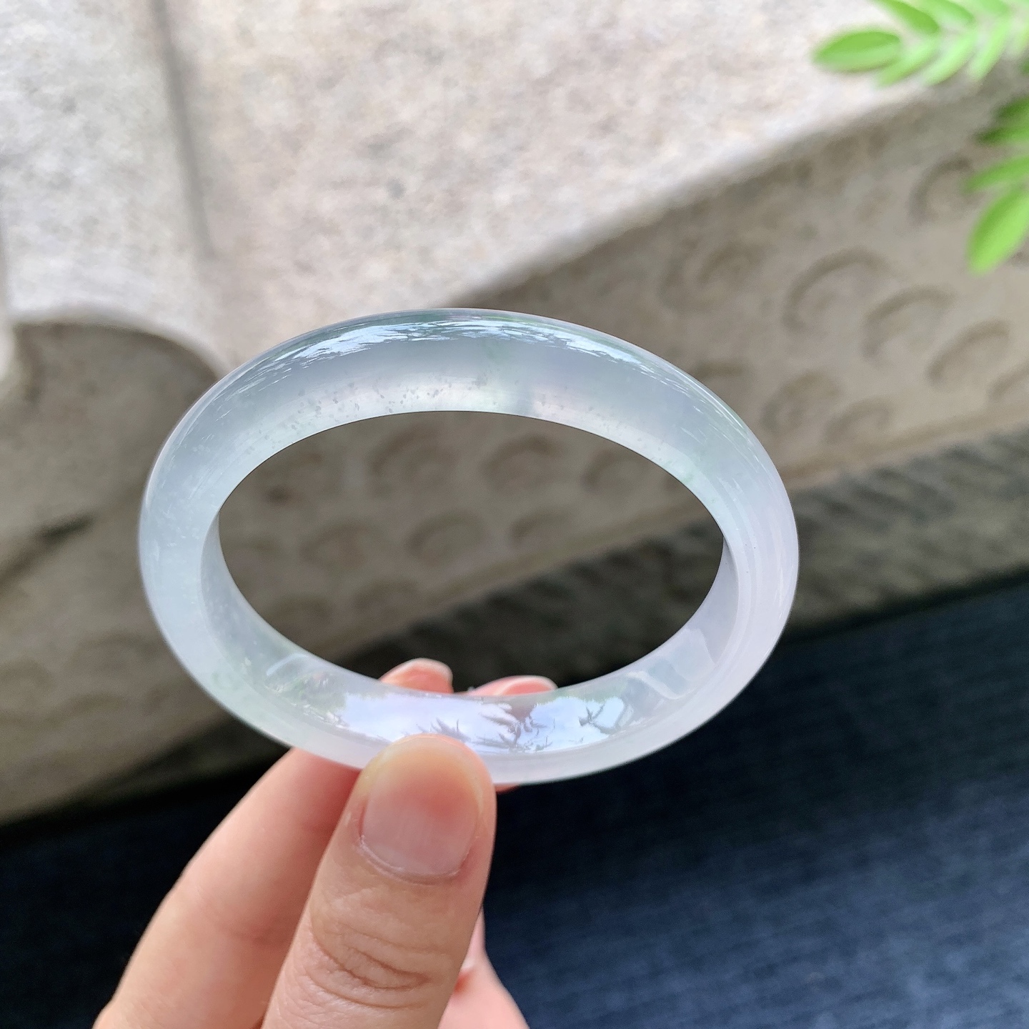 贵妃52 53 圈口53.3/45/10.3/7.2 编码C11091505 冰飘绿，清透，水润，种老，细腻，打灯有絮线