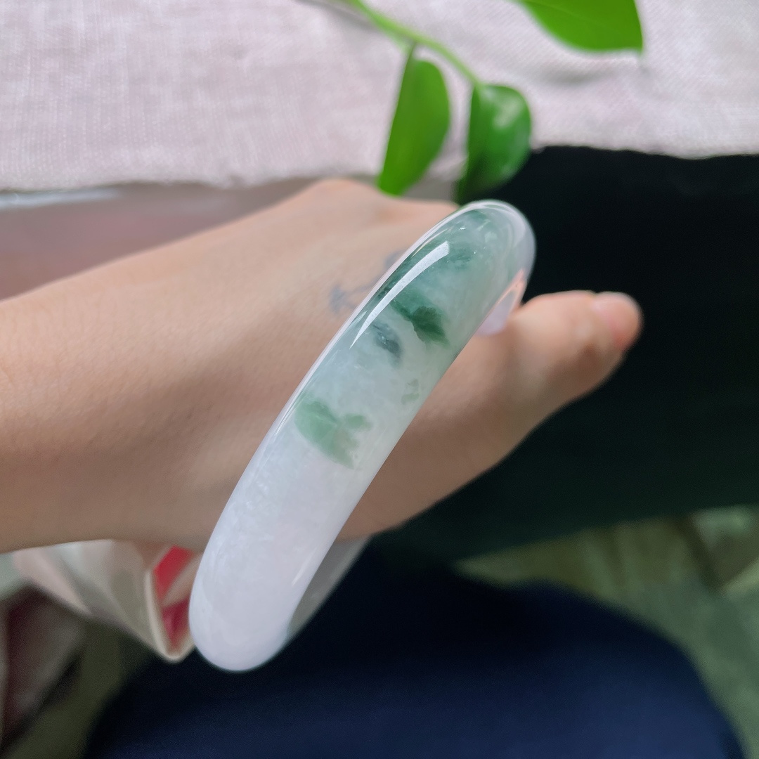 59/13/10，飘花正圈，一点皮纹，柔紫为底，墨花轻落，玉镯通透起柔光，把一整个春日藏于腕间。ss59036a