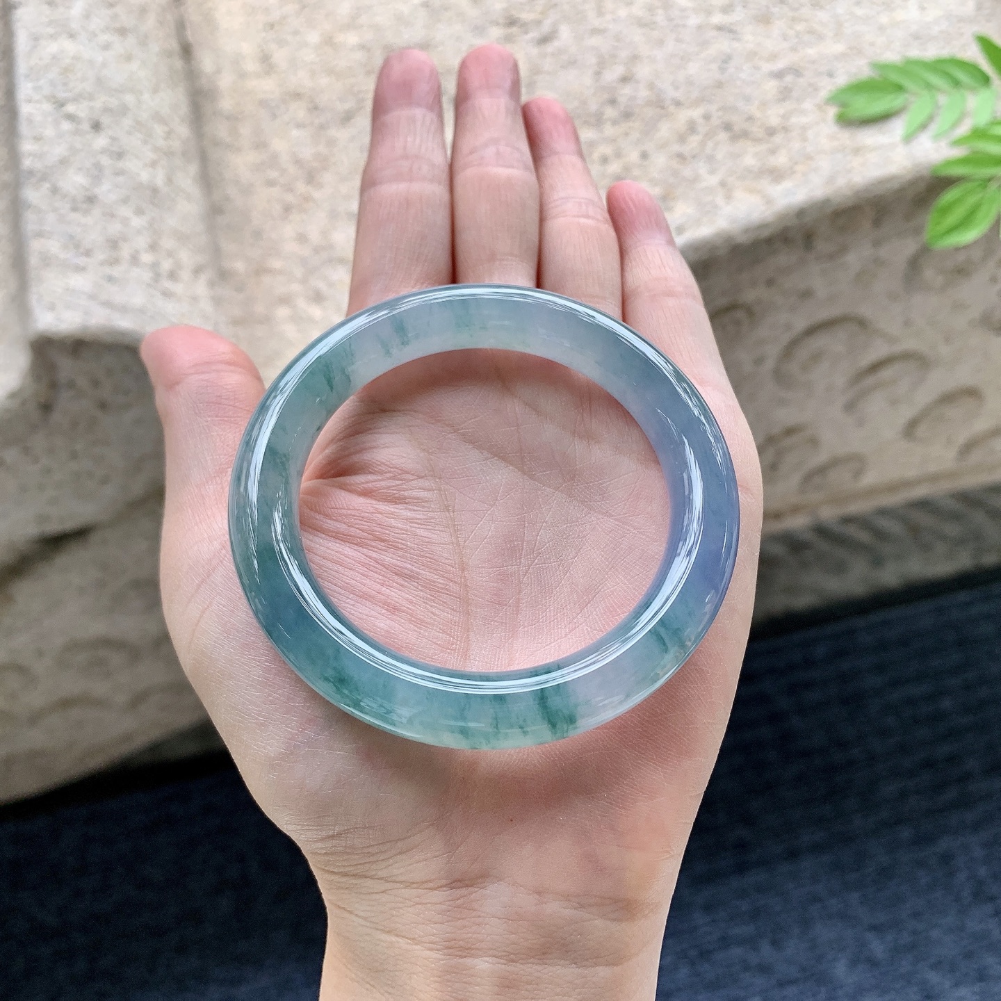 圆条51 52 圈口52.6/9.7/9.6 编码B2090717 冰糯飘花，水润，种老，细腻，打灯有纹线
