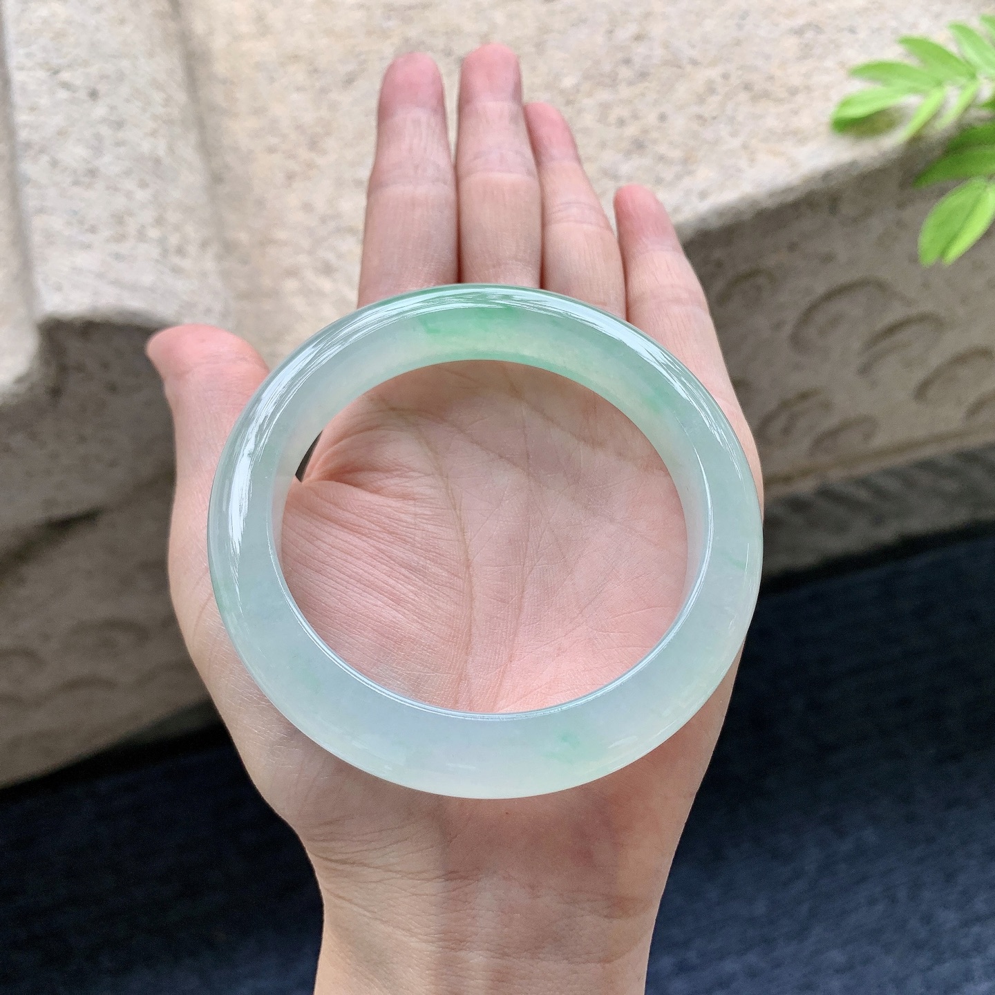 正圈58 59 圈口59/12.3/9.2 编码B2090546 糯冰飘绿，水润，种老，细腻，打灯有棉线