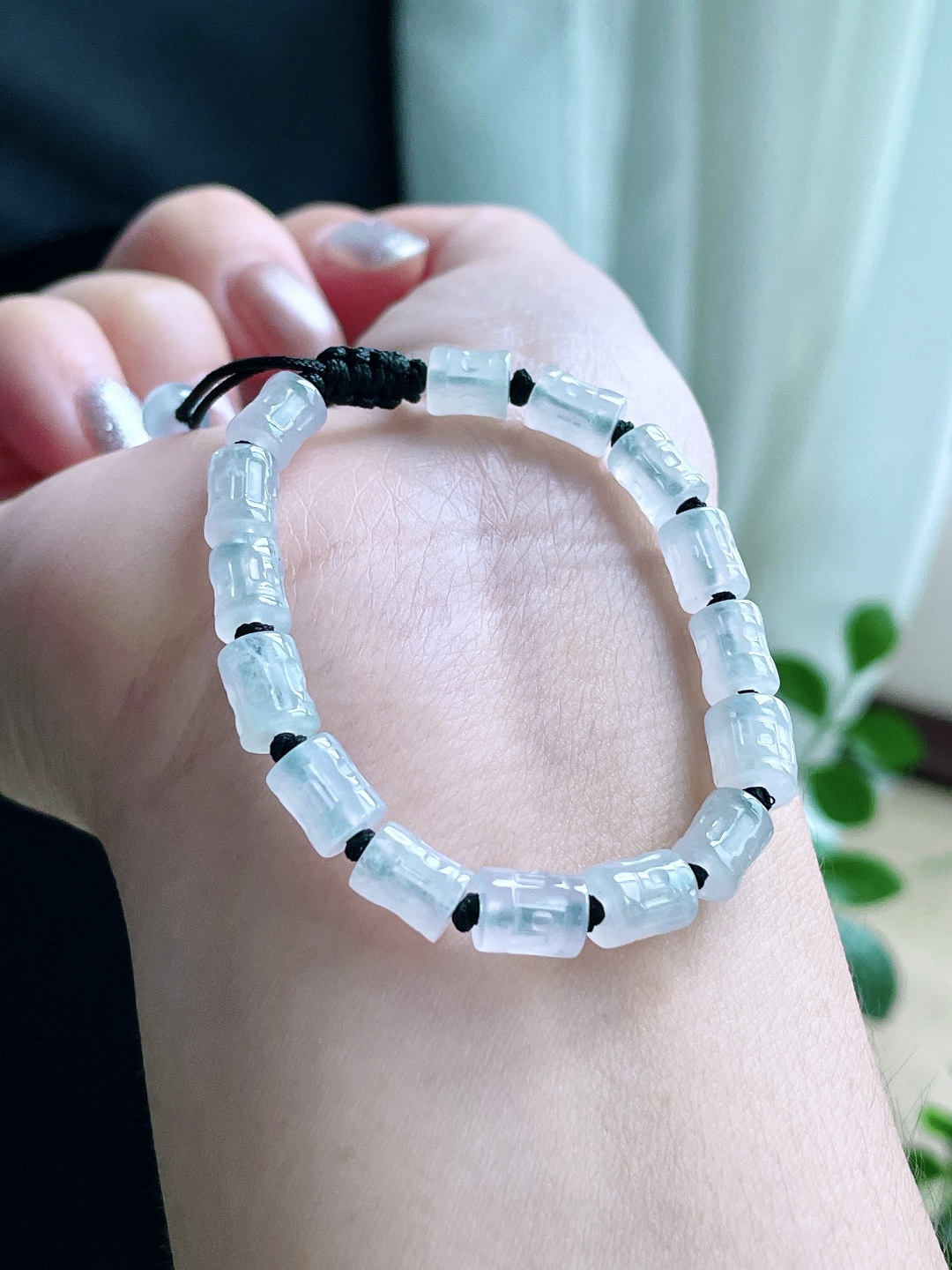 【珠子】糯冰手串仿古桶珠手串 【说明】缅甸 性比高 【尺寸】7.2-5.8mm 【重量】9.6克