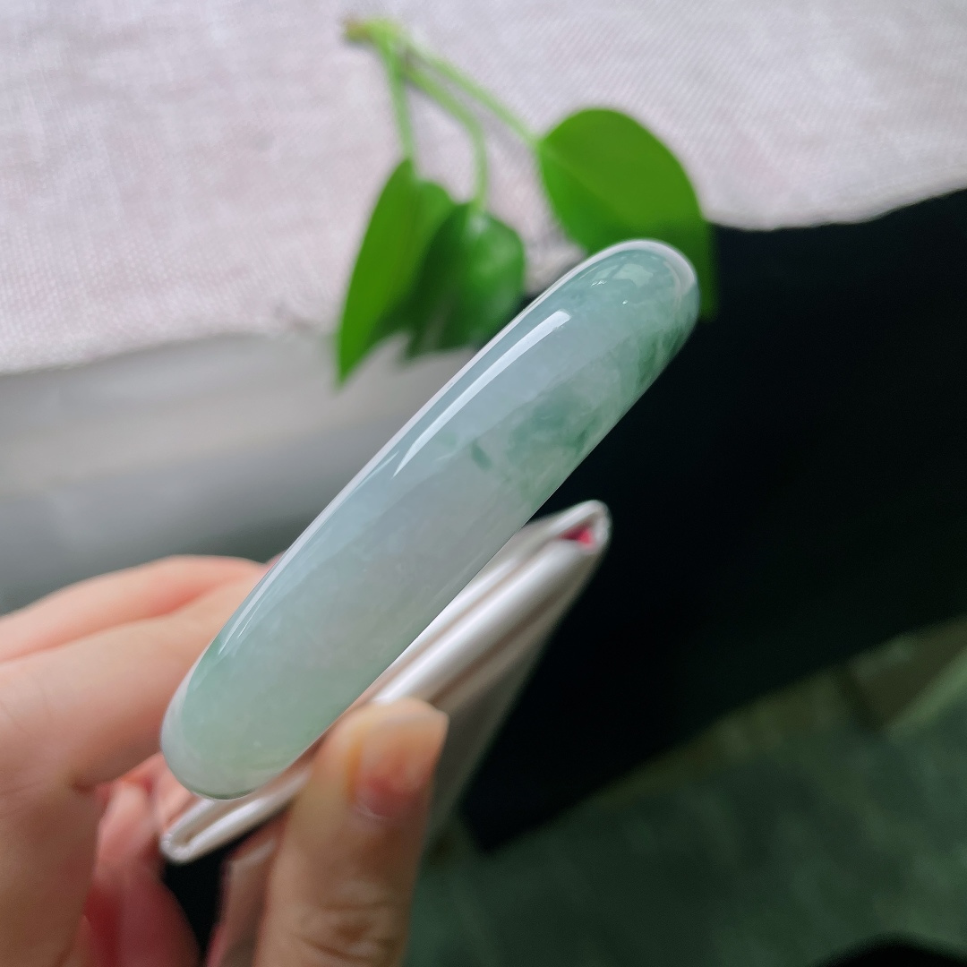 58/12.6/9.5，飘花正圈，皮纹，韵漫过腕间，飘花随性舒展，不需要言语，举手投足流露佩戴者不俗的审美。ss59043a