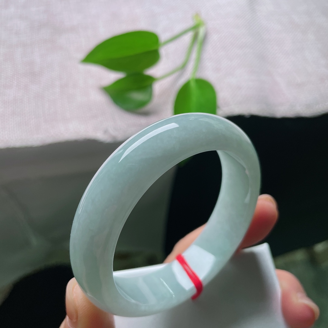 53.5/14.6/8.5，蓝底正圈，一点皮纹，种水干净通透，玉光内敛温润，经典正圈镯型，上手沉稳大气雅致。ss59008a