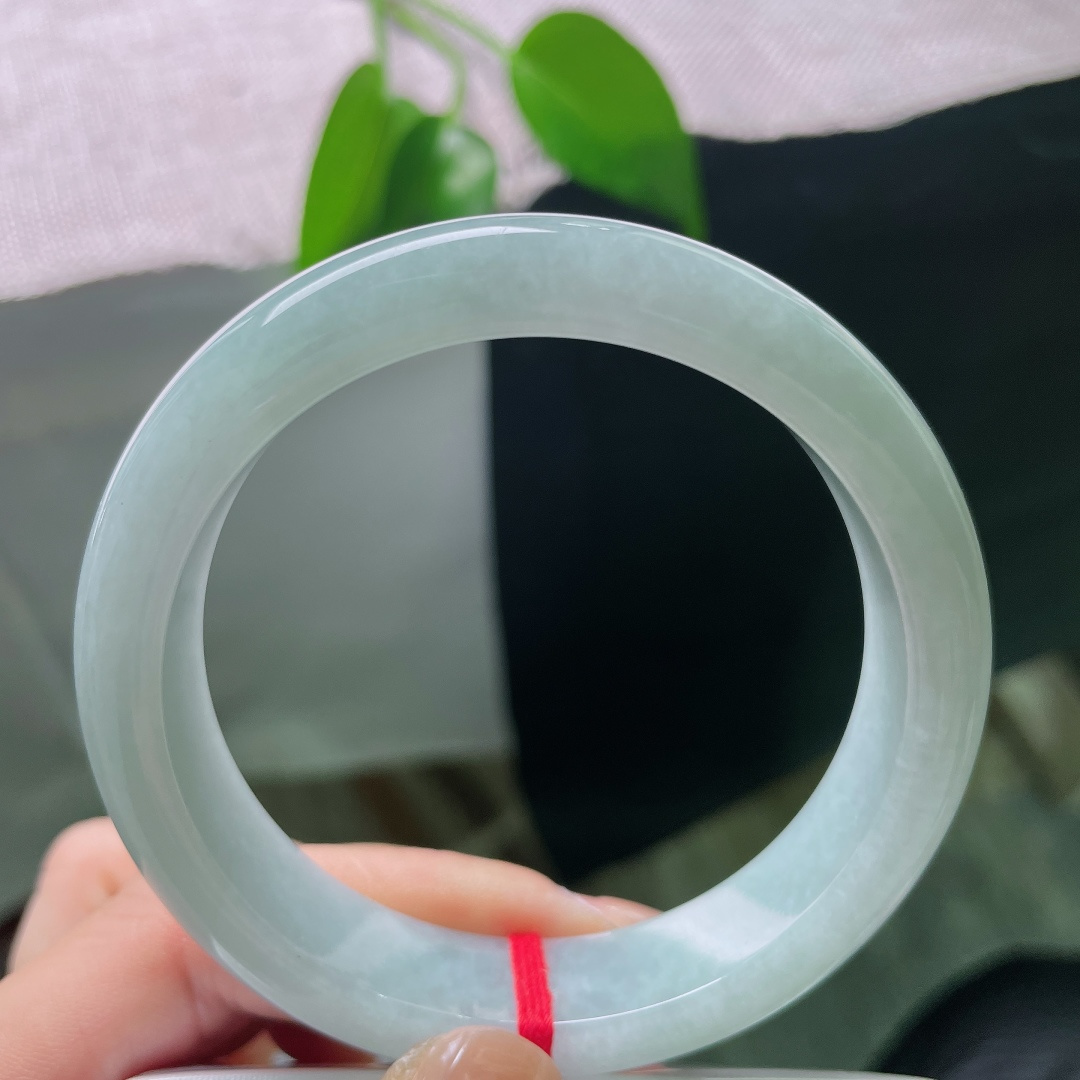 58.3/13.7/8.6，蓝底正圈，一点皮纹，镯身饱满宽厚，贴合腕间曲线，平安镯寓意平安顺遂喜乐常