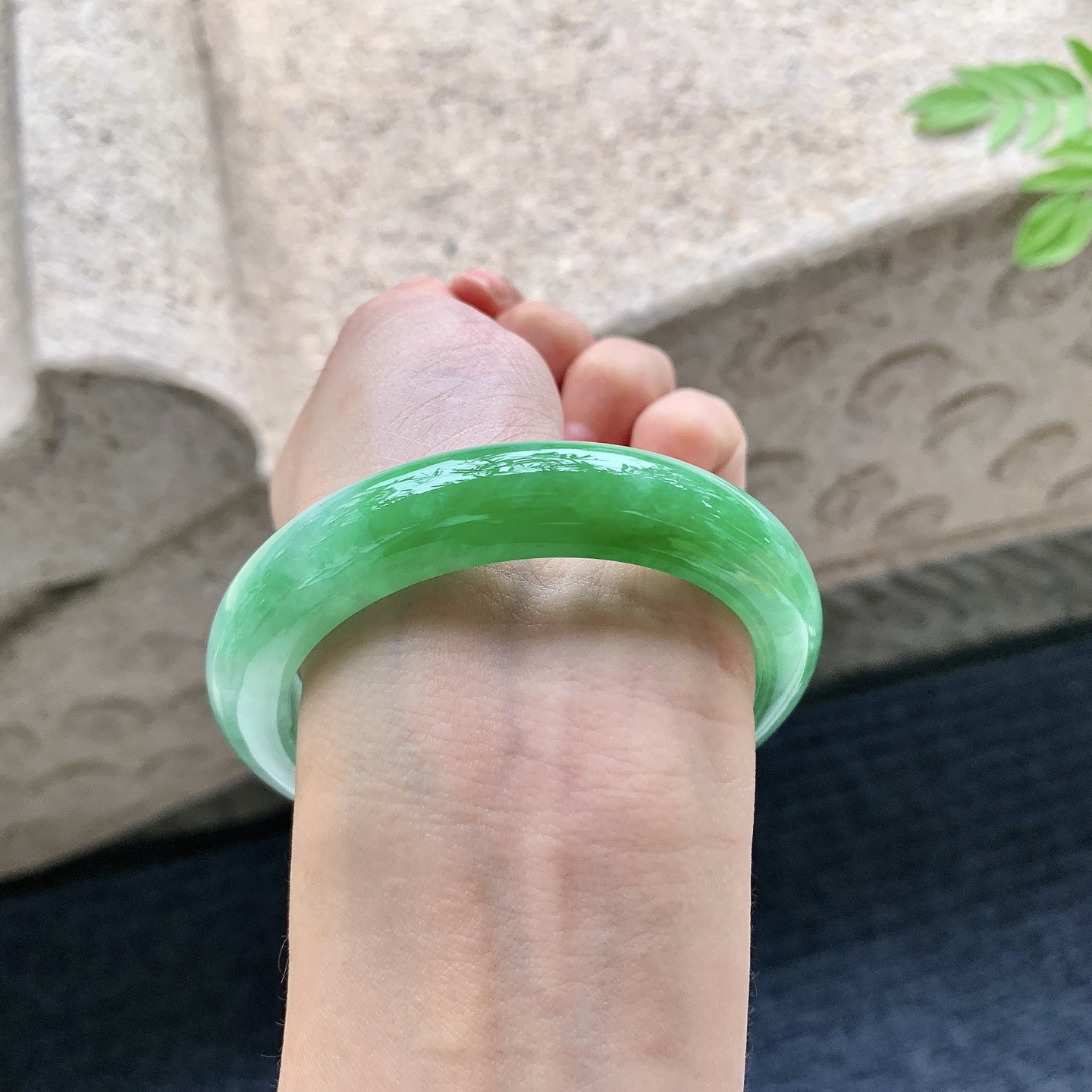 正圈55 56 圈口56/11.7/9.4 编码W6090719 糯冰飘绿，水润，种老，细腻，打灯有纹线