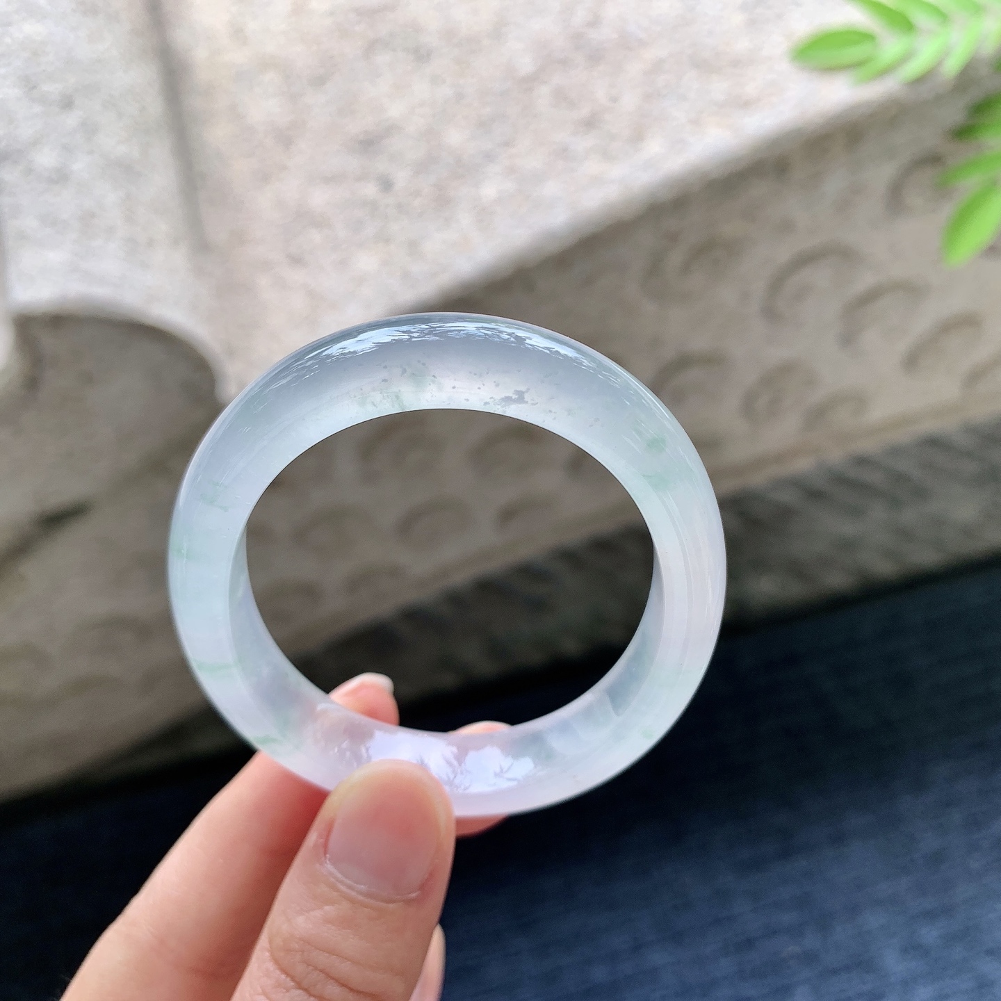 贵妃52 53 圈口53.3/45/10.3/7.2 编码C11091505 冰飘绿，清透，水润，种老，细腻，打灯有絮线