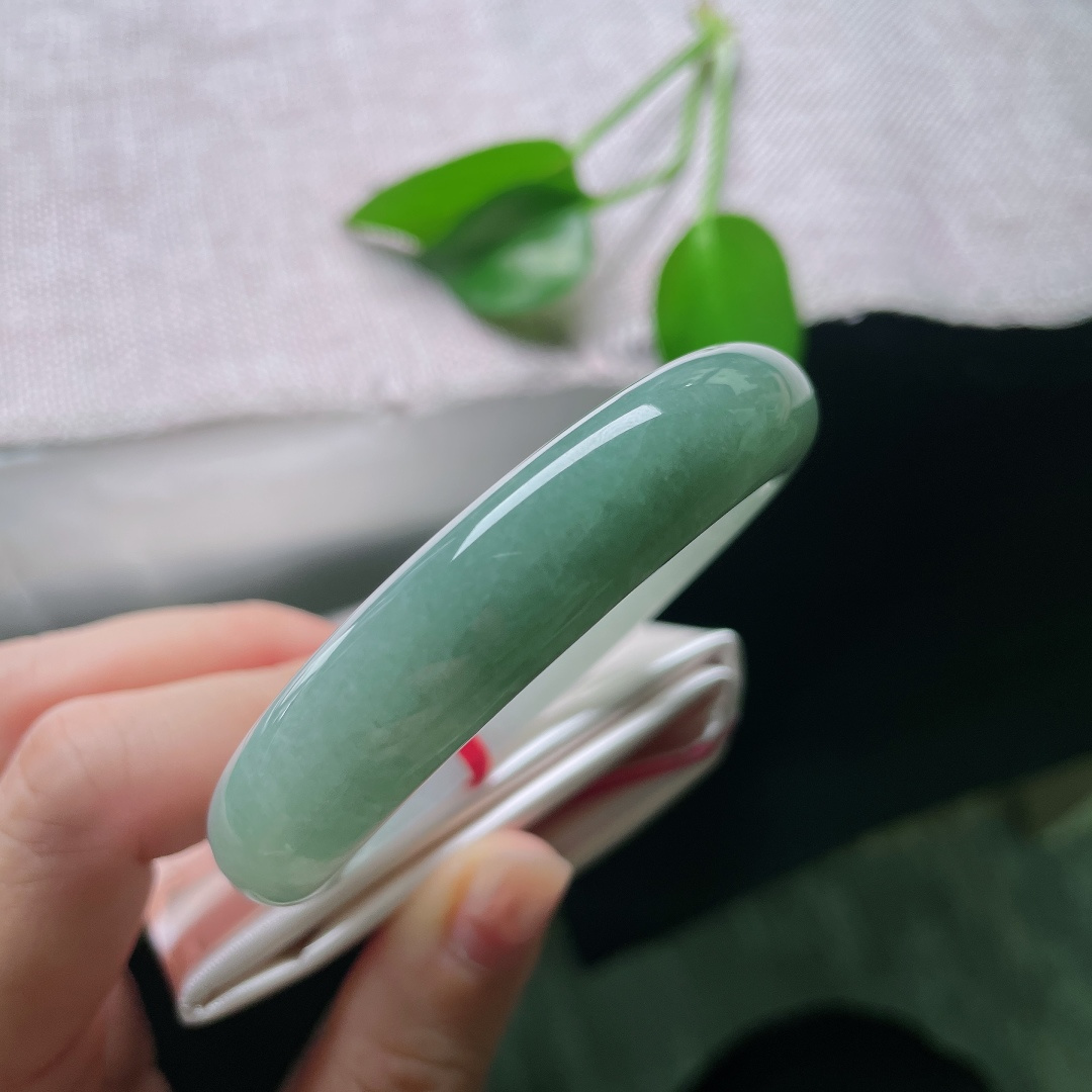 53.4/12.4/8.2，油青正圈，一点皮纹，半山半水平安镯，玉质细腻温润，由浅至深自然过渡，层次雅致。ss58819a