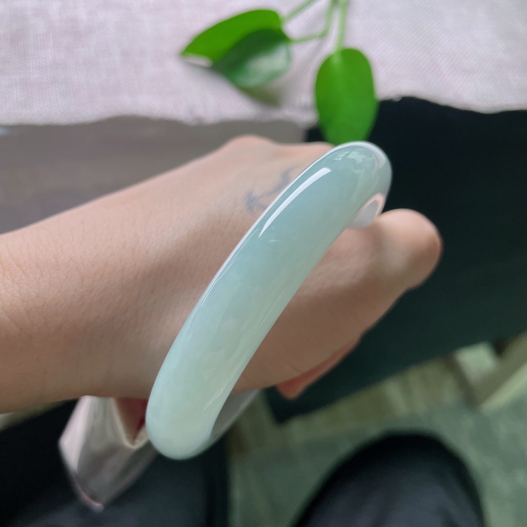 58.2/11.8/9，蓝底正圈，无裂，好似暮色降临后的湖面，烟波淡淡，素圈不加雕琢，完整释放蓝底玉石独有的含蓄意境。ss58867a