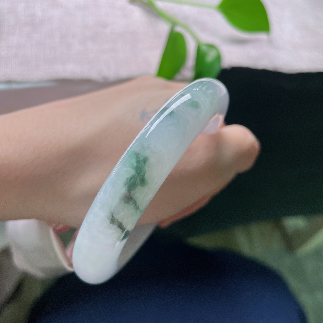 59/12.4/10，飘花正圈，一点皮纹，紫底清透柔润，墨色飘花随性晕染，一镯揽春韵，上手温婉又有灵气。ss59040a