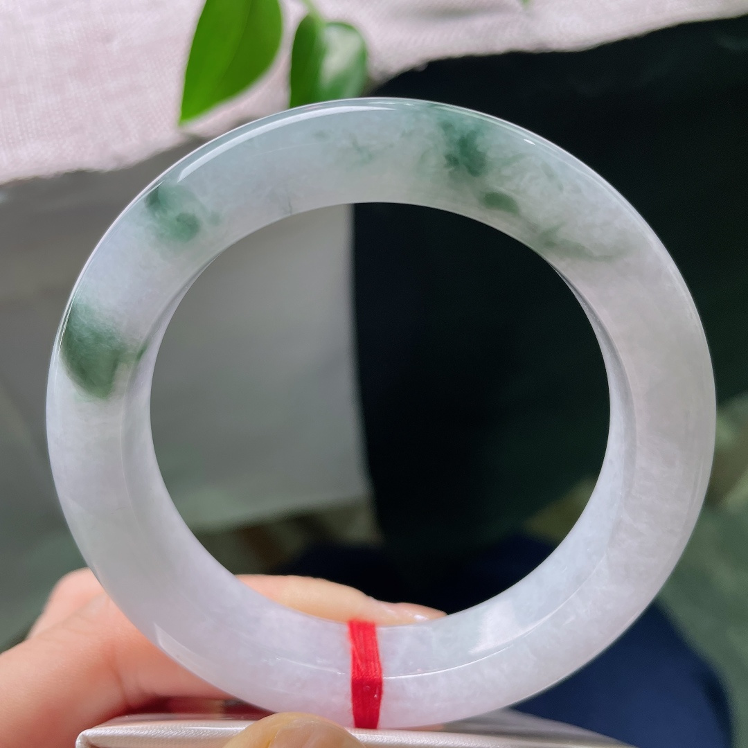 59/13.1/10.5，飘花正圈，一点皮纹，紫气浅浅萦绕镯间，泼墨般飘花灵动洒脱，种水干净，尽显玉