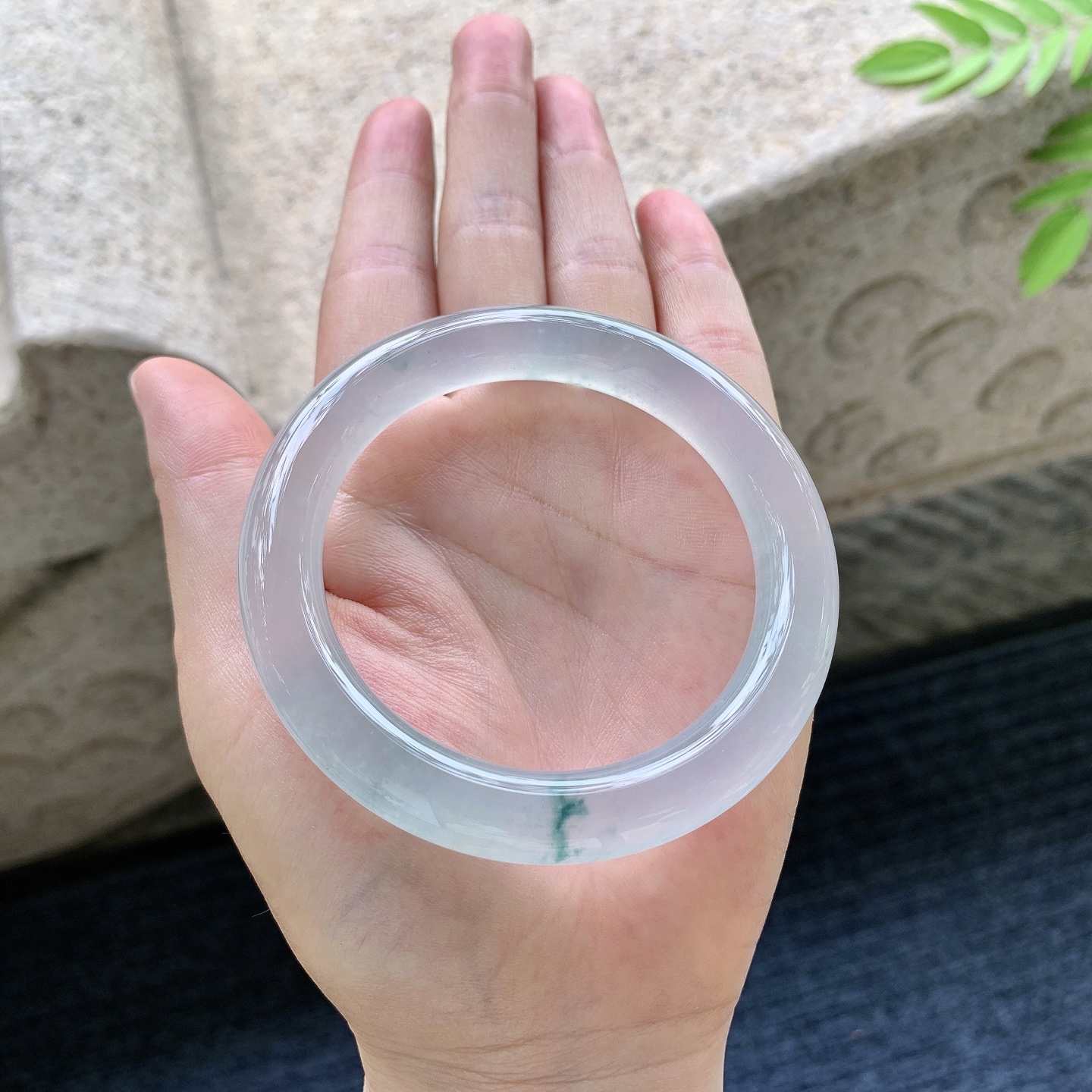 圆条54 55 圈口55.5/10.2/10 编码GJ091528 冰种飘绿，起光，清透，水润，种老，细腻，打灯有棉线