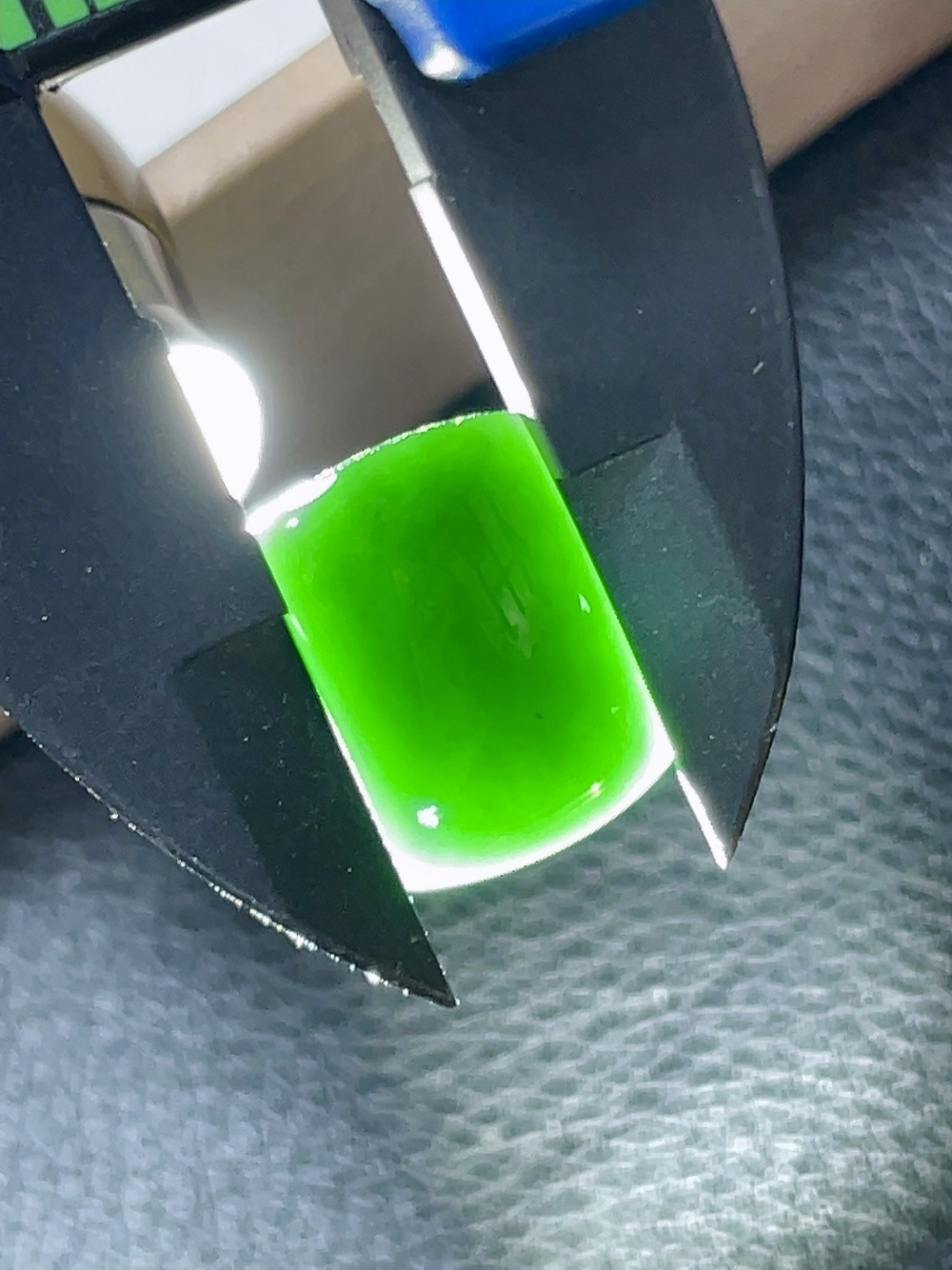 一号墨翠马鞍戒面 乌黑发亮，打灯透绿，无裂 尺寸17.5-12-4.1mmj14gz