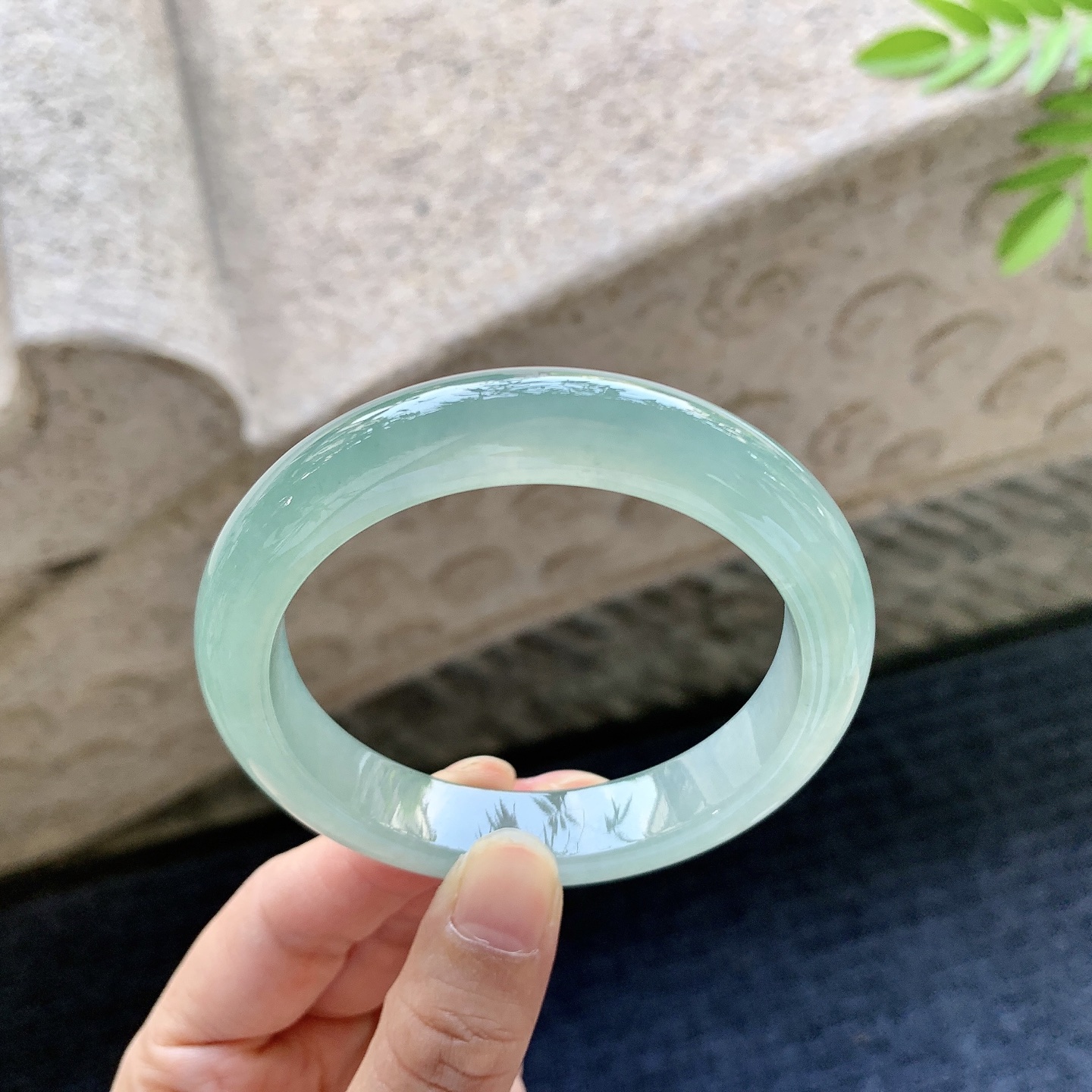 正圈55 56 圈口56.3/11.8/8.6 编码HJ091513 冰糯晴绿，水润，种老，细腻，无裂