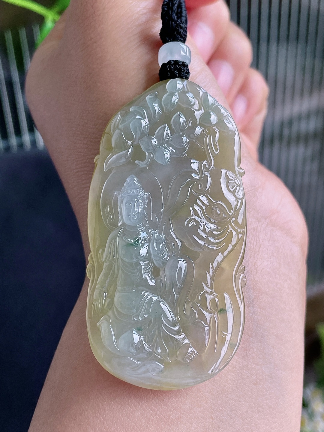 【裸石】冰胶黄翡普贤观音牌子吊坠 【说明】缅甸 无裂 性比高 厚装 【尺寸】67.6-35-9.4 【重量】34.2克