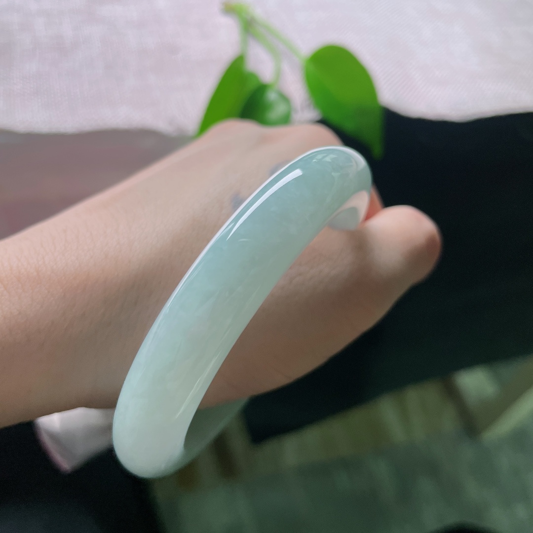 57.9/12.3/9.3，蓝底正圈，无裂，种水柔和干净，胶感满满，经典正圈镯型，上手端庄沉静大方。ss58993a