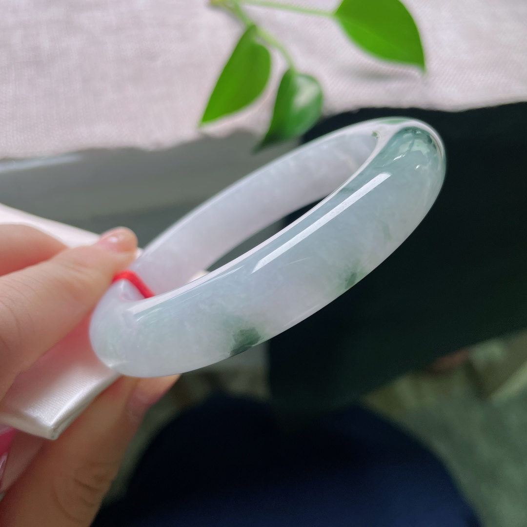 59/13.1/10.5，飘花正圈，一点皮纹，紫气浅浅萦绕镯间，泼墨般飘花灵动洒脱，种水干净，尽显玉石之美。ss59047a