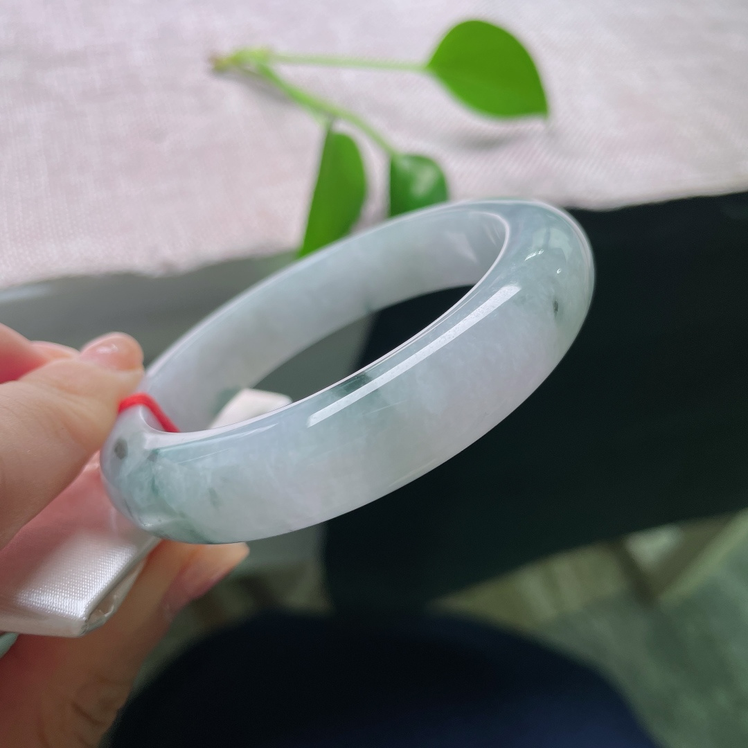55/13.1/9.3，飘花正圈，一点皮纹，春韵凝于玉镯之上，紫调柔和，飘花洒脱，不用雕琢自成一幅画卷。ss59032a