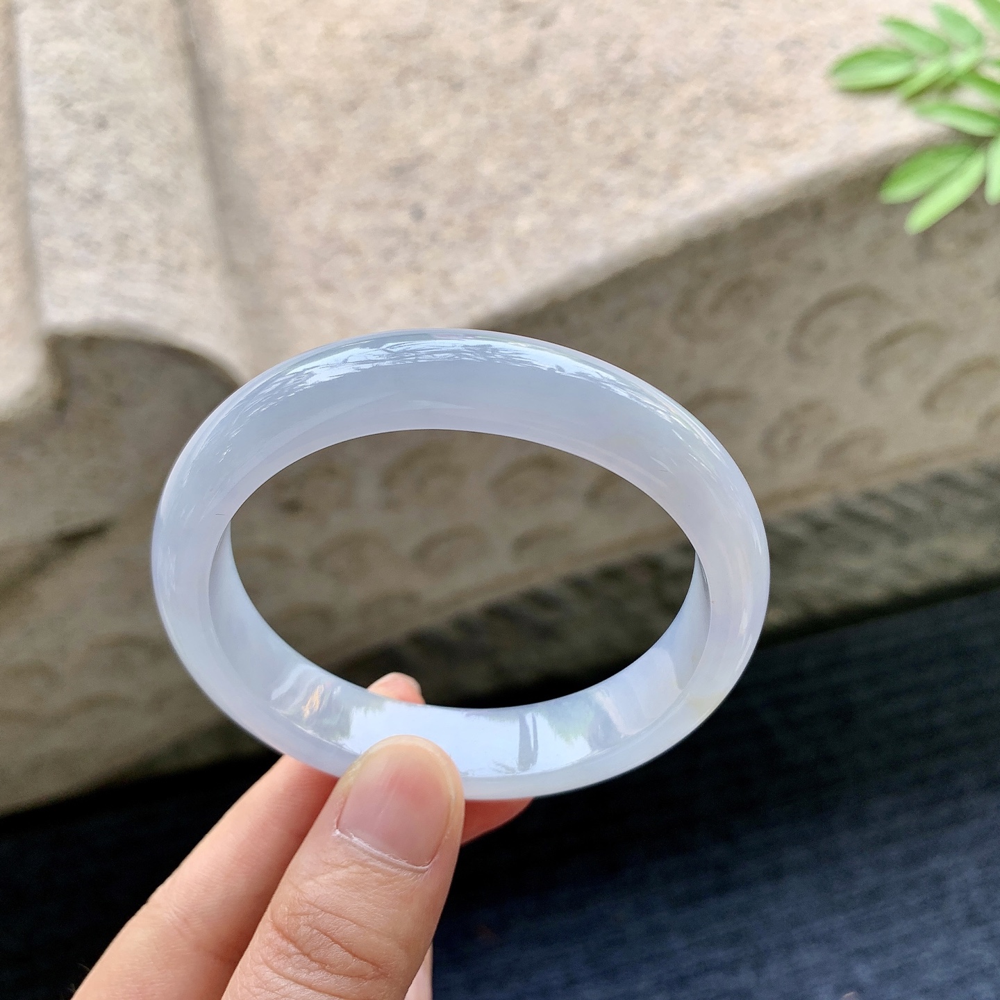 贵妃54 55 圈口55.5/50/12.5/7.5 编码Q5090915 飘黄翡，水润，种老，细腻，打灯有棉线