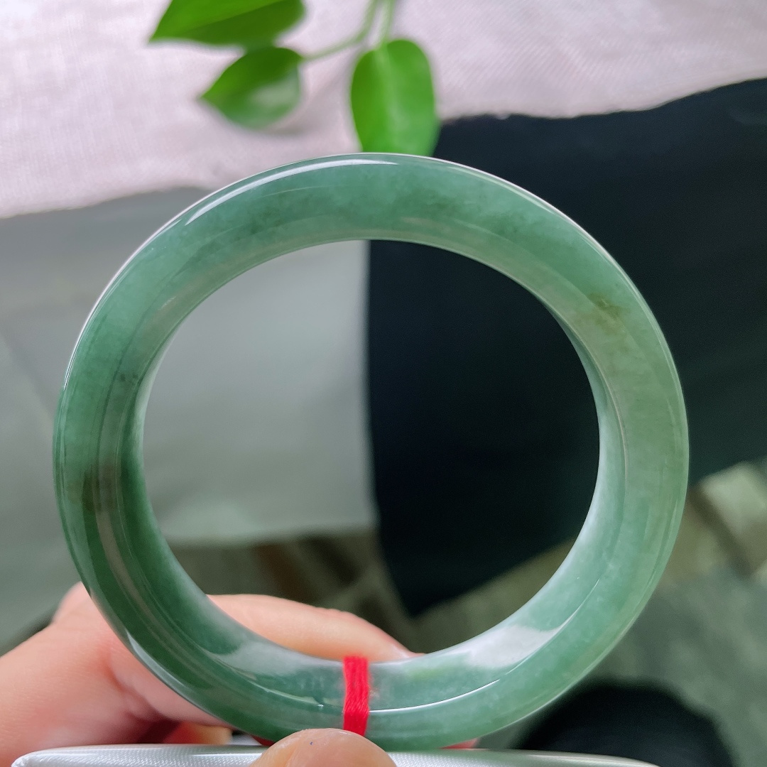 54.3/11.6/8.6，油青正圈，无裂，如深山静水凝于玉间，绿调深沉雅致，自带复古低调的韵味。ss59014a