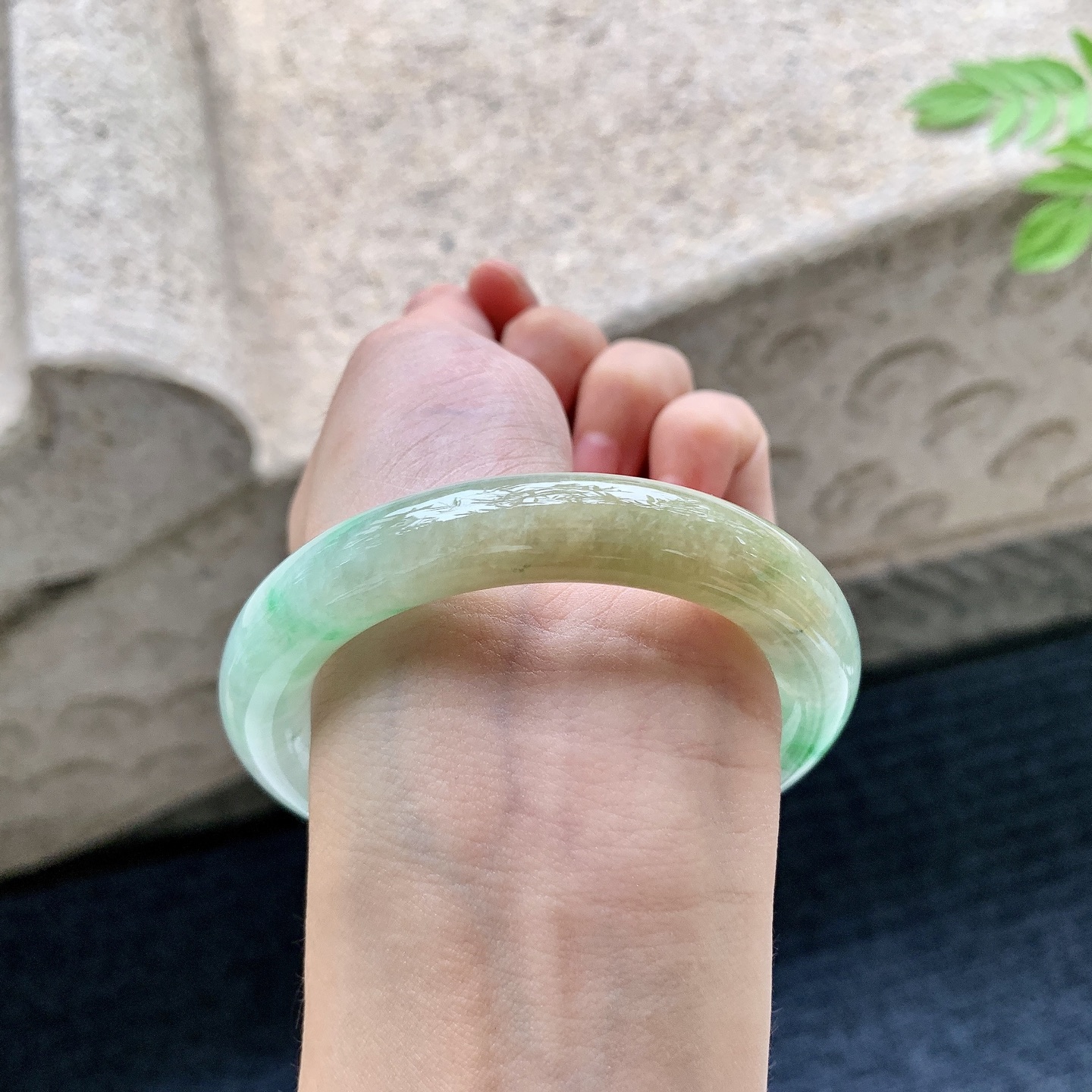 圆条54 55 圈口54/11/10.3 编码W6090721 糯冰黄加绿，水润，种老，细腻，打灯有絮线