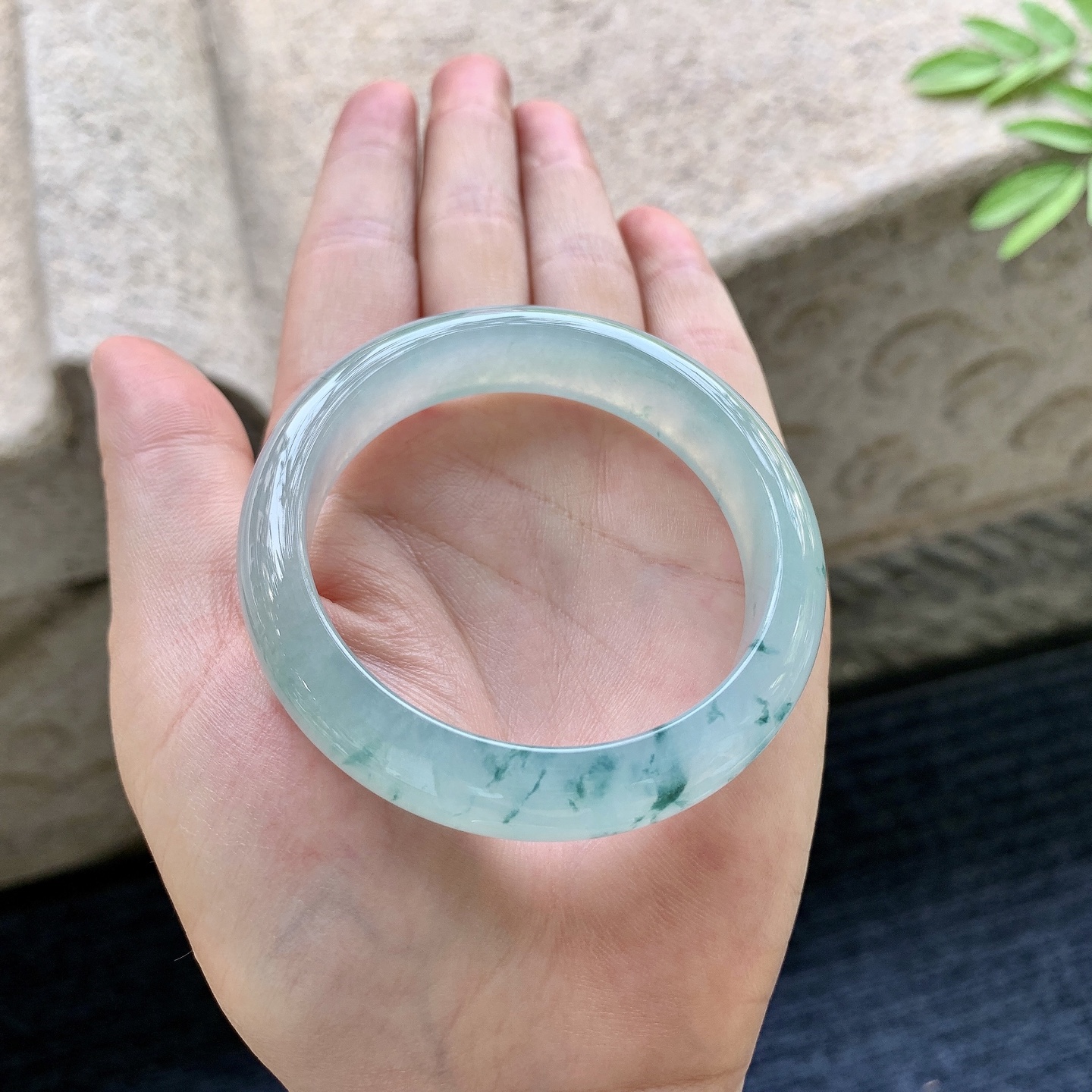 正圈50 51 圈口50.7/12.3/7.6 编码J1090935 糯冰飘花，水润，种老，细腻，打