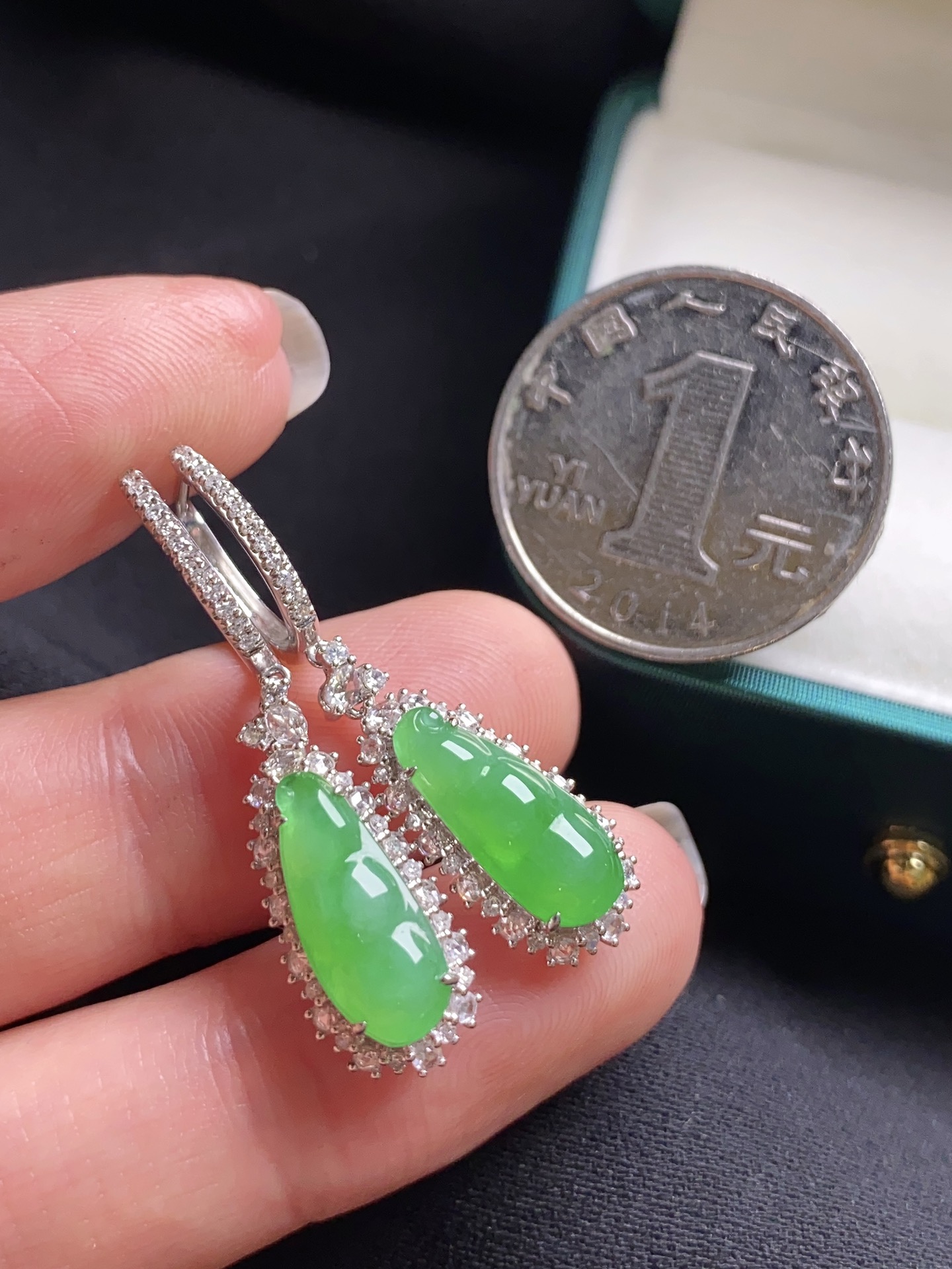 ️ 冰绿福豆耳坠 品相漂亮 种色兼备 玉质细腻 青翠欲滴 18K金南非钻镶嵌 水润亮泽 种色兼备 整体35.3/8.8/6.5 裸石14.7/6/3