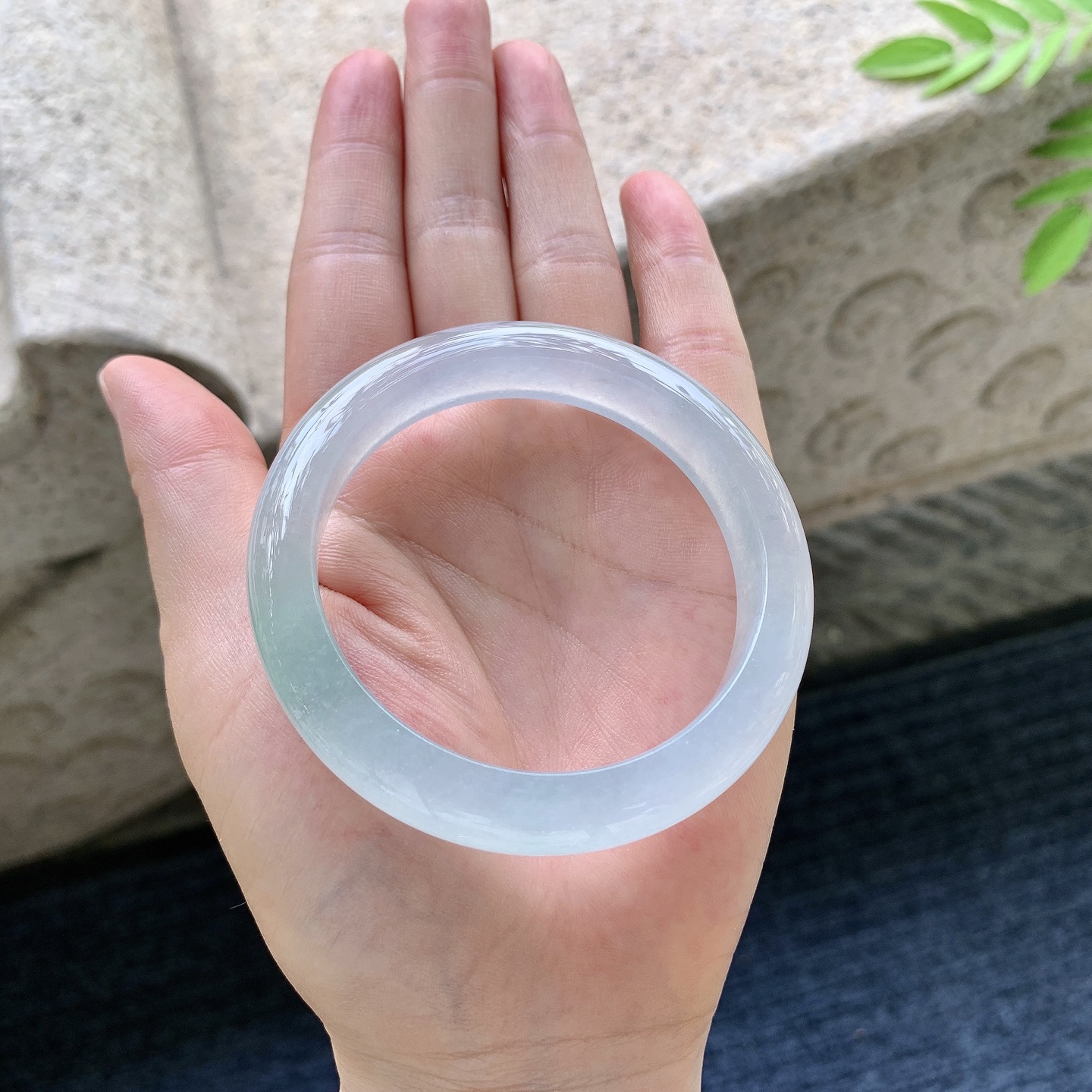 圆条53 54 圈口53.5/11.2/8.1 编码A3091527 冰飘绿，冰透，水润，种老，细腻，打灯有絮线