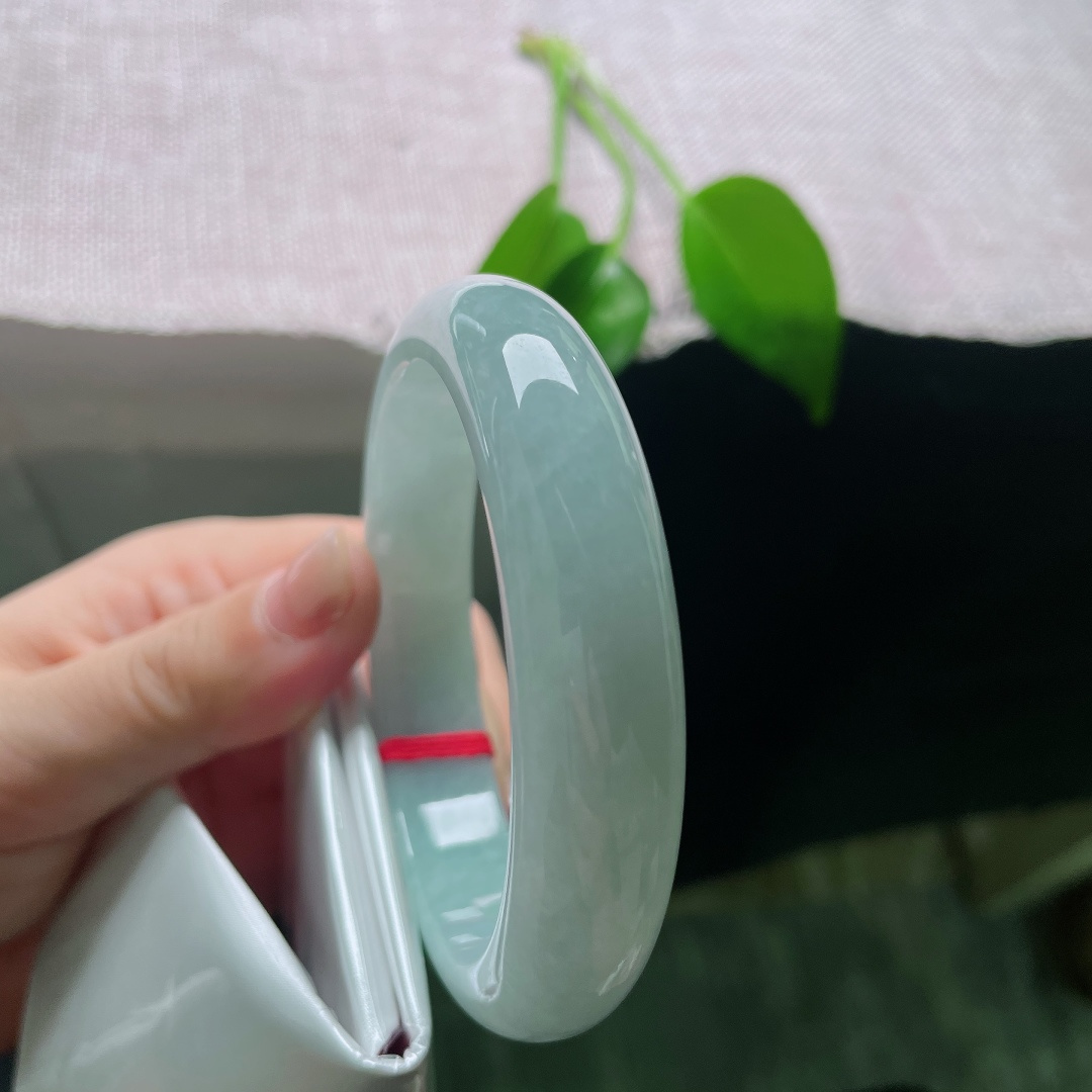58.3/13.7/8.6，蓝底正圈，一点皮纹，镯身饱满宽厚，贴合腕间曲线，平安镯寓意平安顺遂喜乐常伴。ss59012a