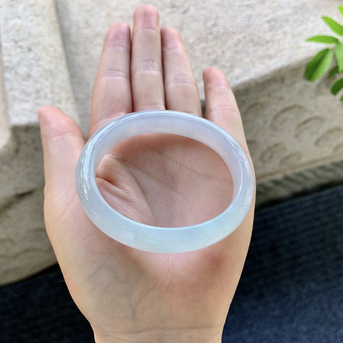 贵妃52 53 圈口53.5/46/10.7/7 编码DZ091379 糯冰春带彩，水润，种老，细腻，无裂