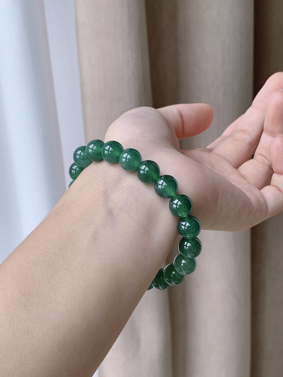 【珠子】冰晴绿手串圆珠珠子手串 【说明】 性比高 老蓝水 【尺寸】10mm 【重量】34克