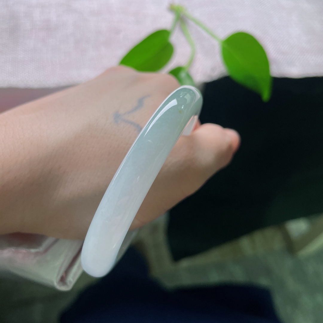 52.5/9.7/8.3，油青正圈，无裂，洒金，浅晴底干净匀润，冰感柔和，素圈简约，藏着安静从容的美感。ss58686a